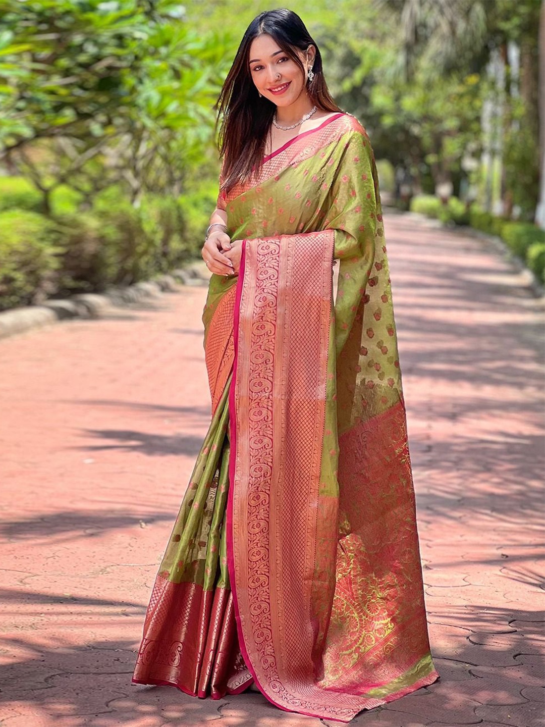 

SGF11 Ethnic Motifs Woven Design Zari Kanjeevaram Saree, Green