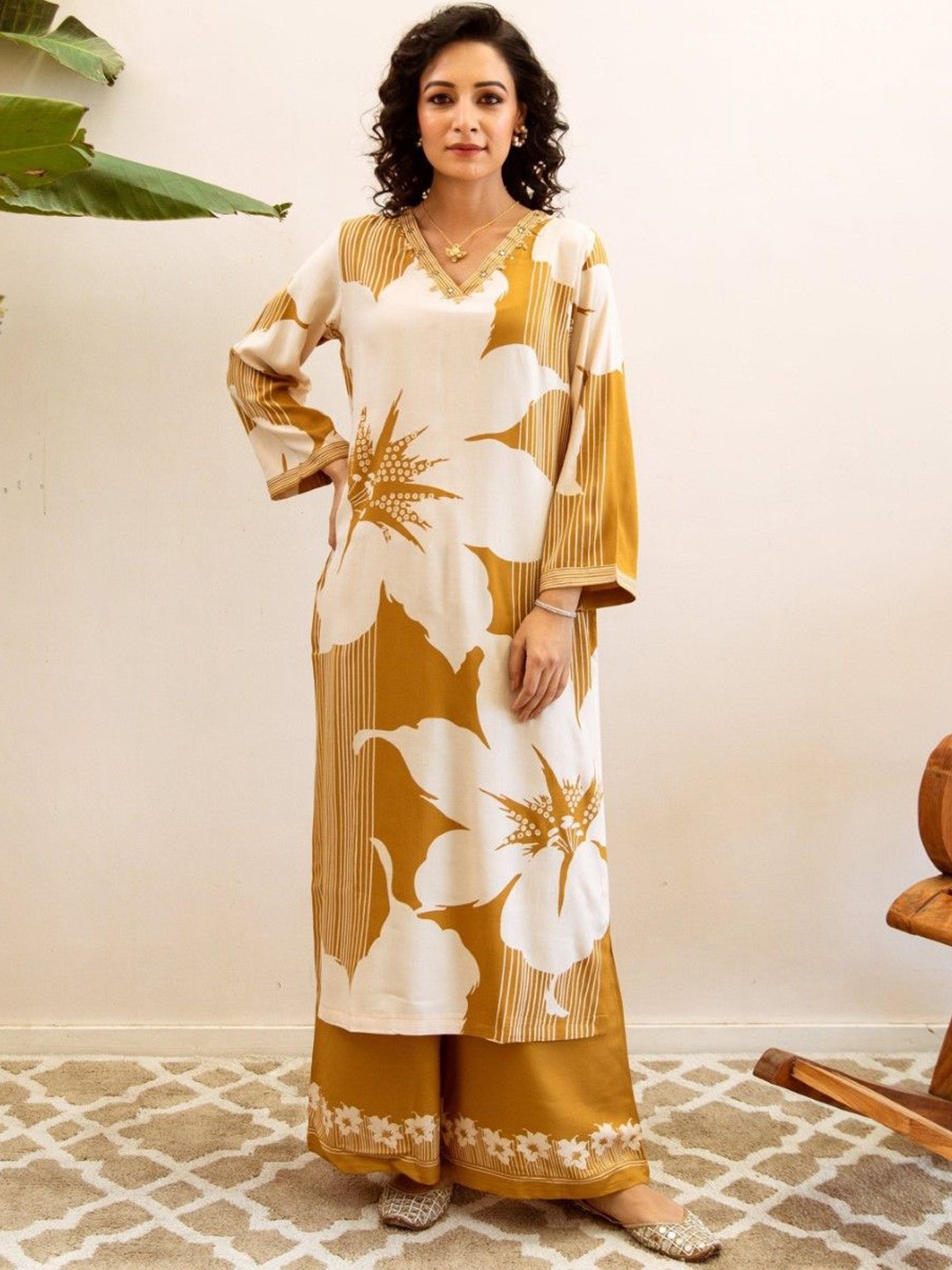 

AUTUMN LANE Floral Printed Pure Cotton Straight Kurta With Trousers, Yellow