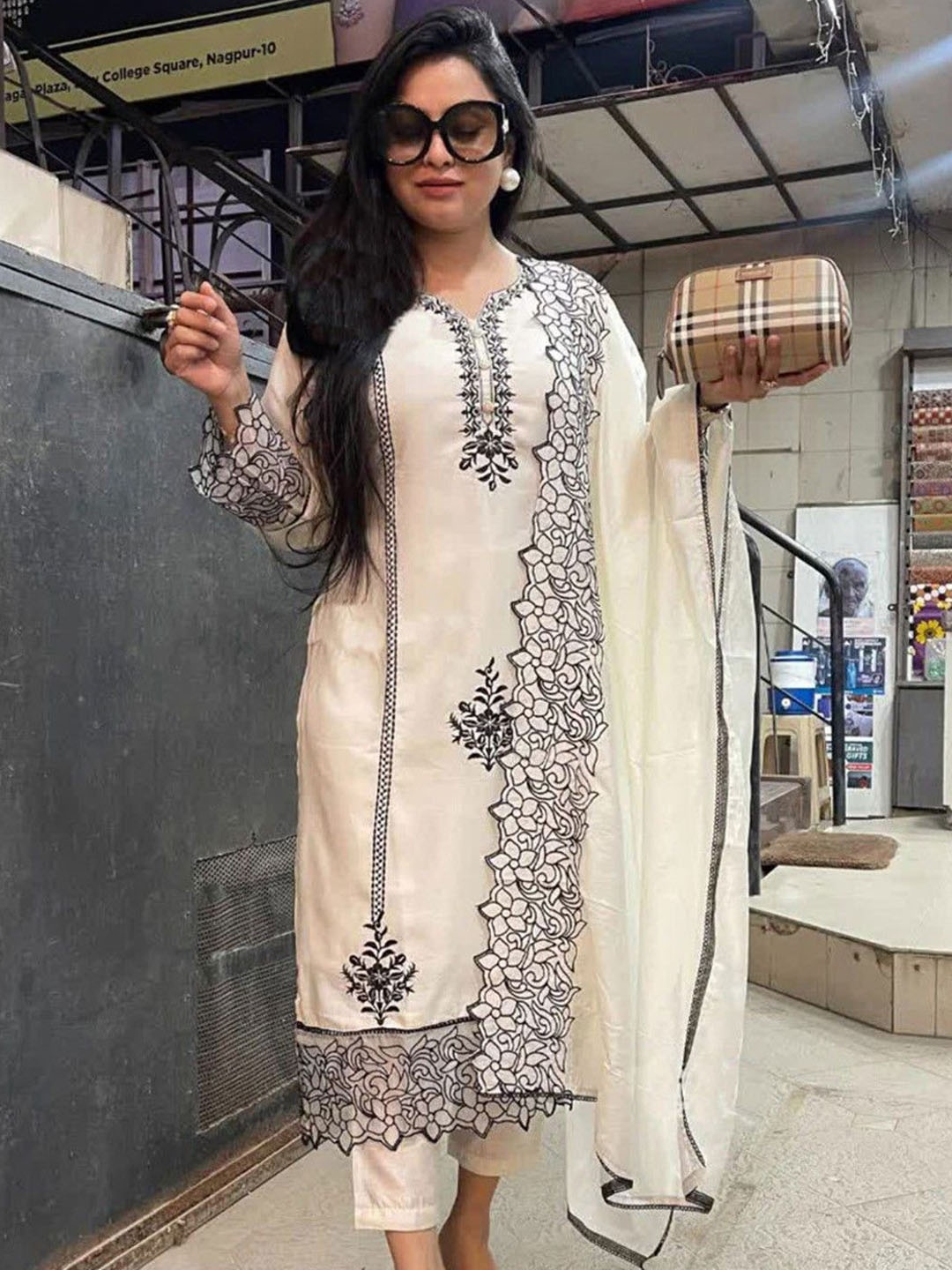 

Anni Designer Floral Embroidered Regular Straight Kurta with Trousers & Dupatta, Off white