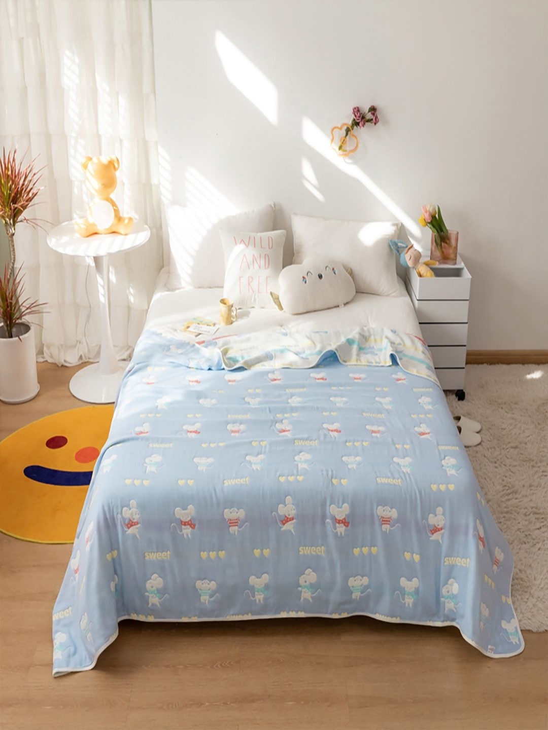 

JC HOME Blue & White Cartoon Characters AC Room 400 GSM Single Bed Quilt