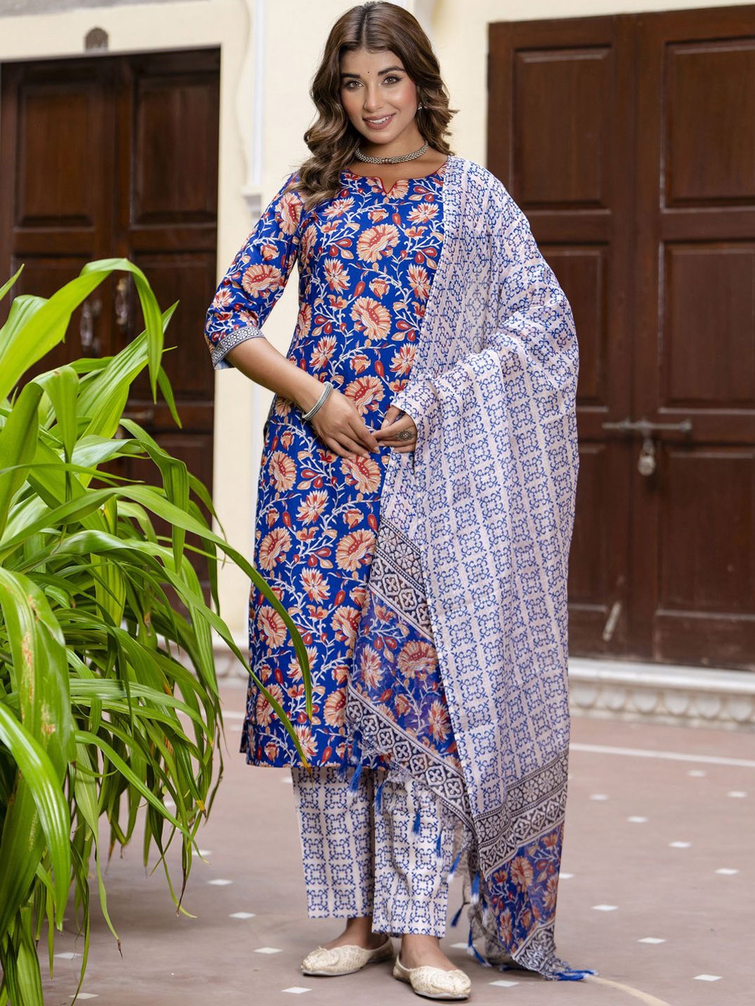 

VredeVogel Floral Printed Straight Kurta & Trousers With Dupatta, Blue