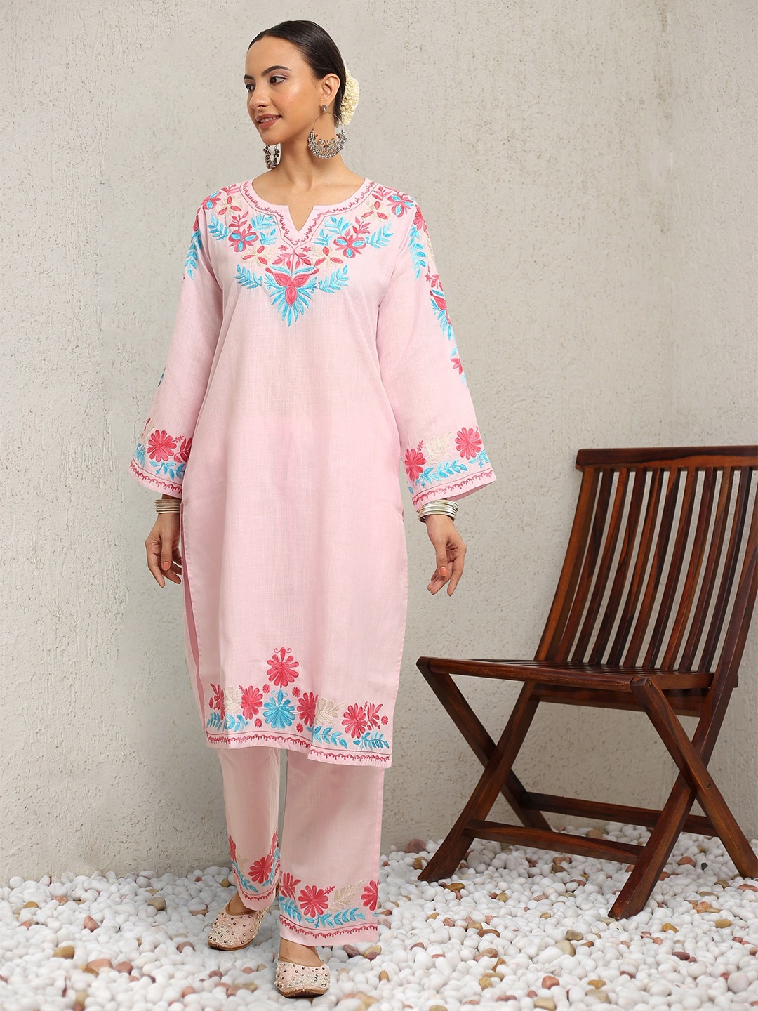 

HOUSE OF KARI Floral Embroidered Thread Work Falak Kashmiri Straight Kurta With Trousers, Pink
