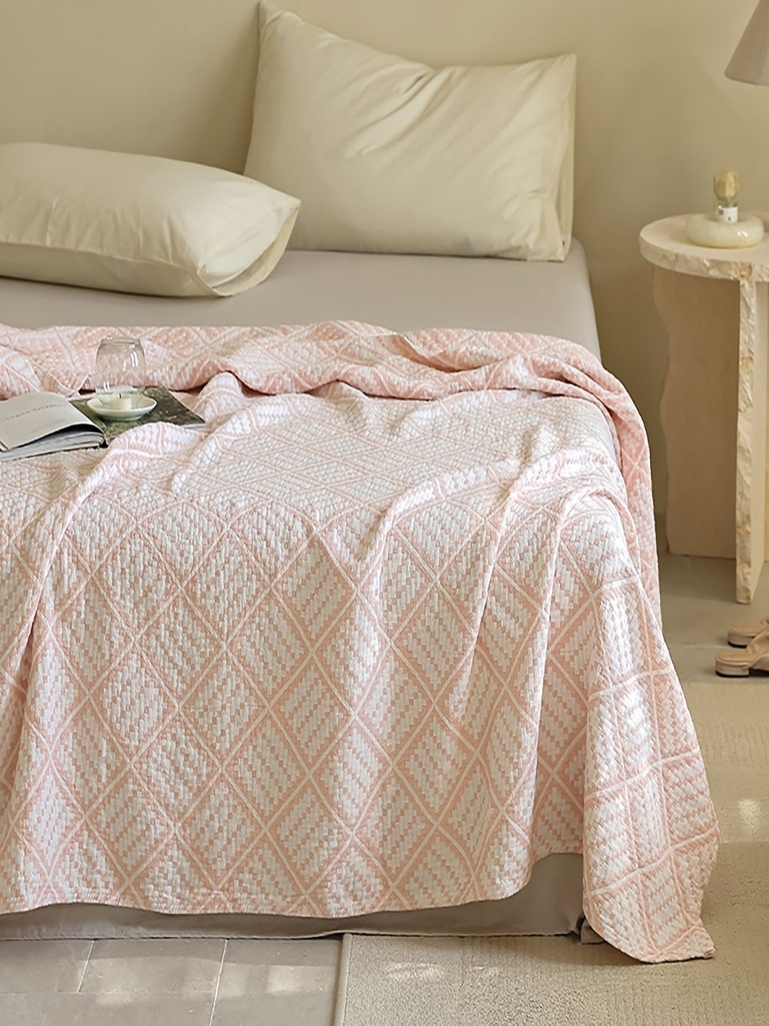 

JC HOME Pink & White Geometric AC Room 300 GSM Cotton Double Bed Quilt