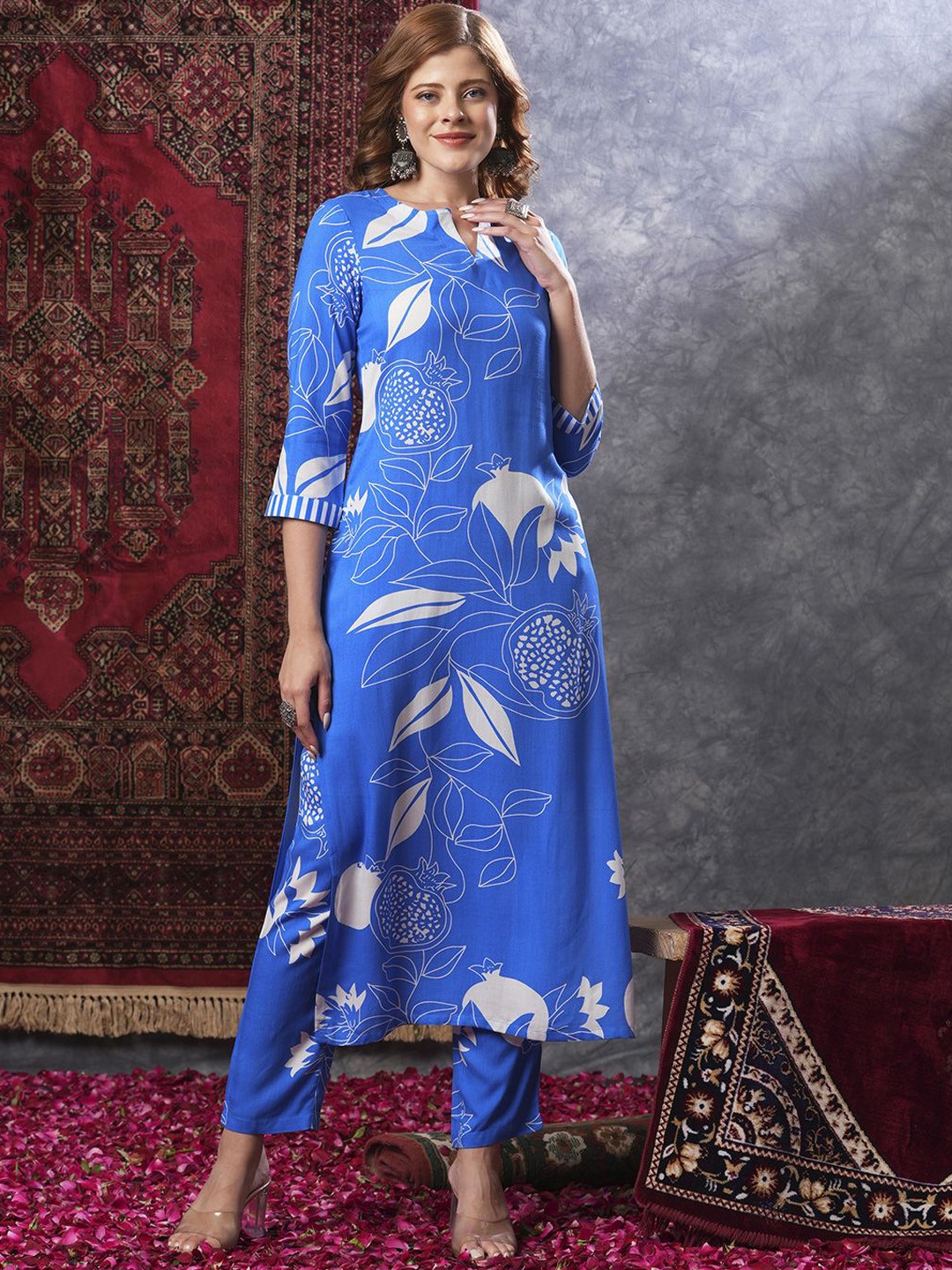

GoSriKi Floral Printed Straight Kurta With Palazzos, Blue