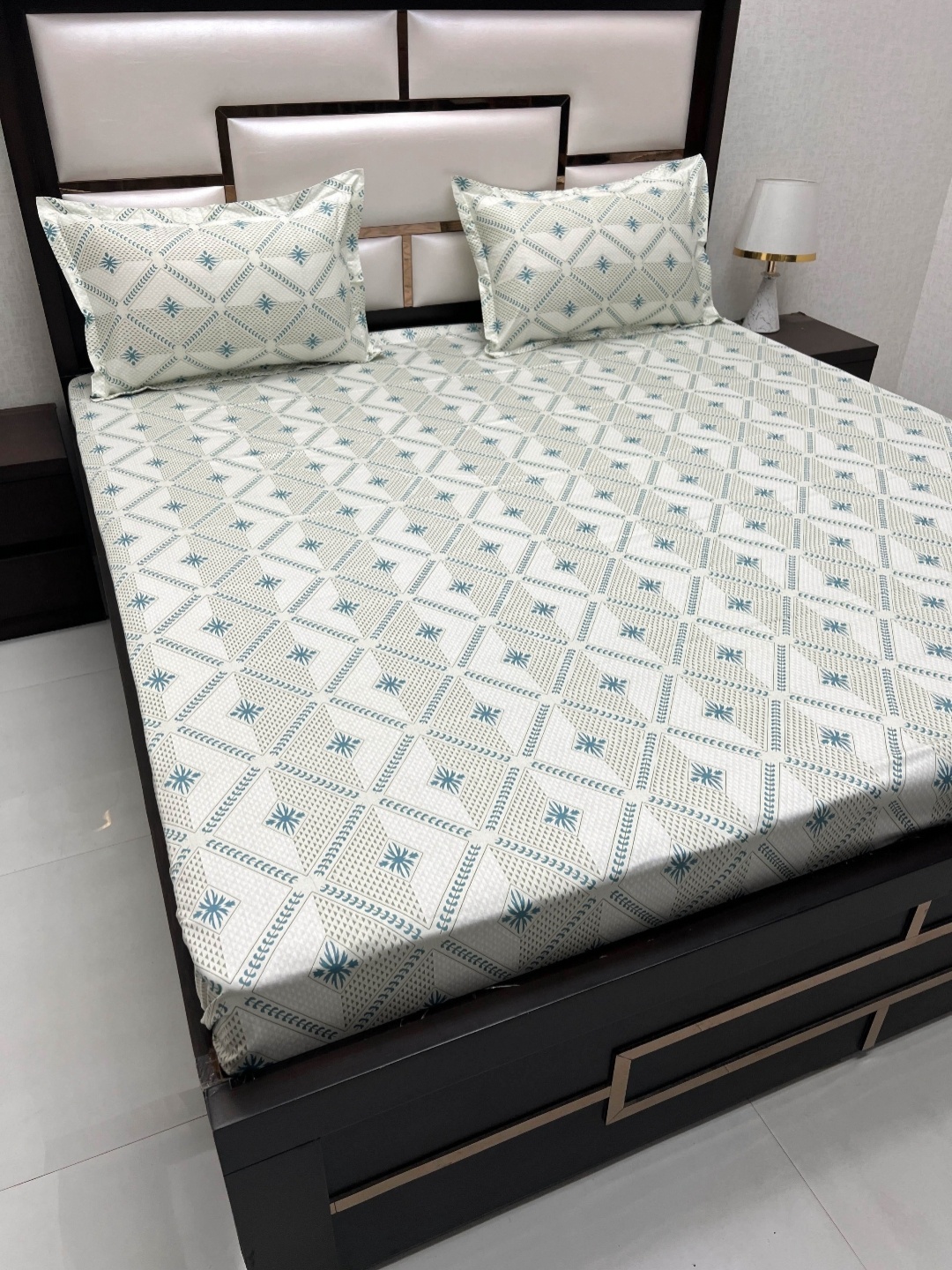 

Pure Decor Royal Passion Green Printed 330 TC Cotton Queen Bedsheet with 2 Pillow Covers