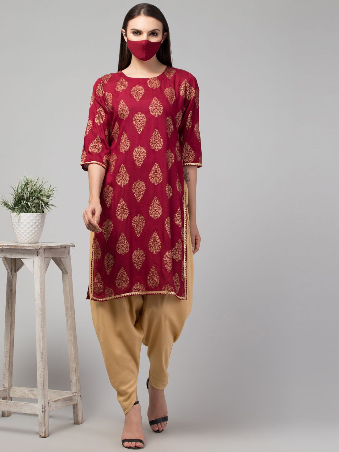 

MUSHKIYA Printed Straight Kurta, Maroon