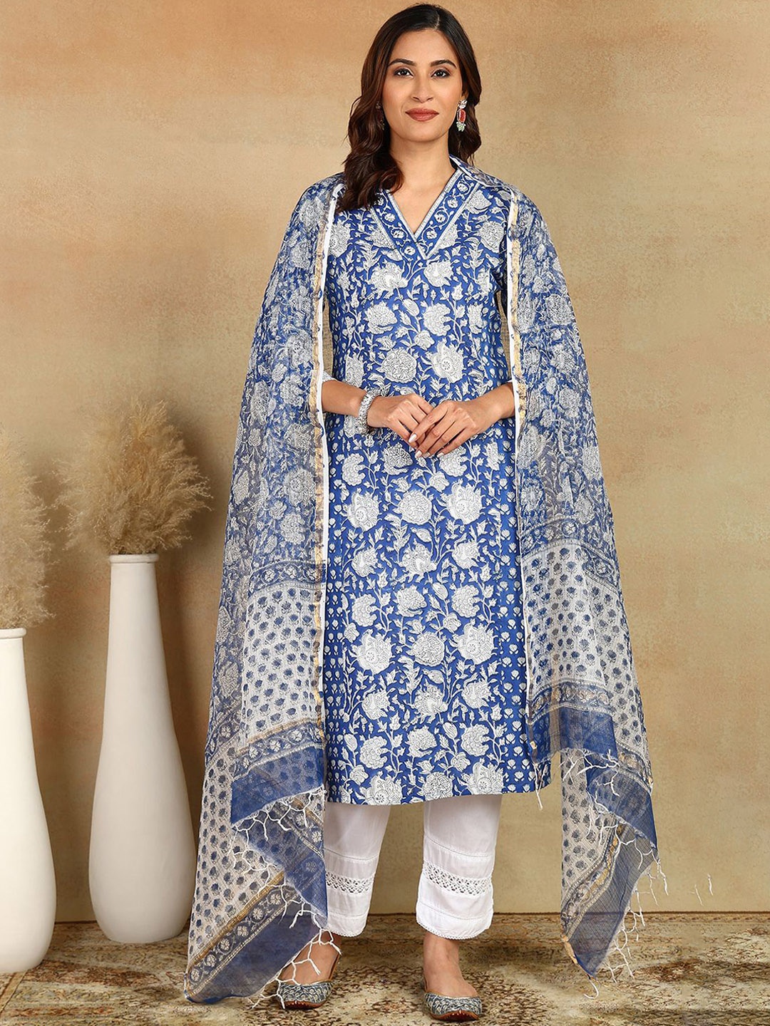 

Tahiliya Floral Printed V-Neck Cotton Straight Kurta, Blue