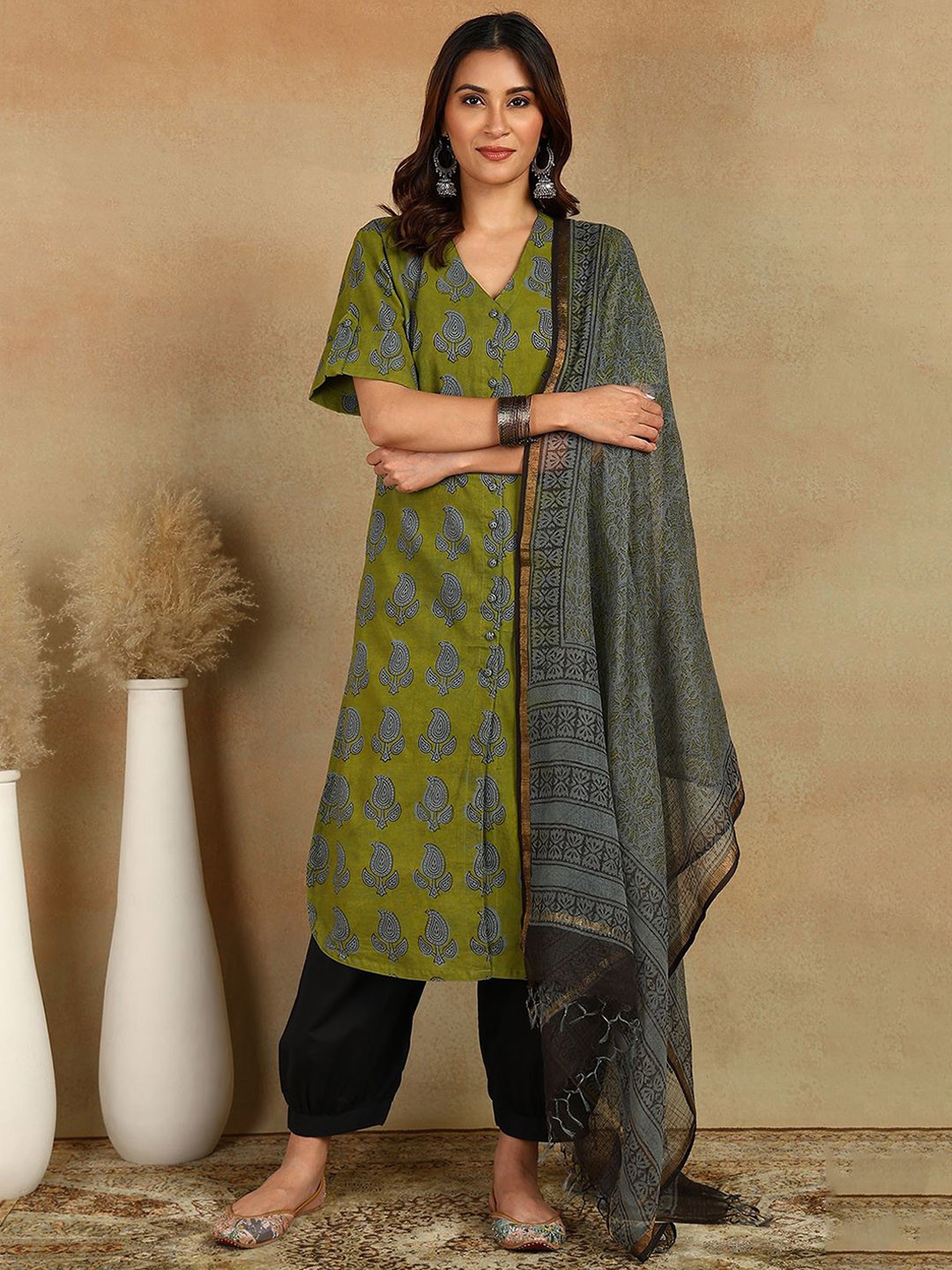 

Tahiliya Floral Printed V-Neck Cotton A-Line Kurta, Green