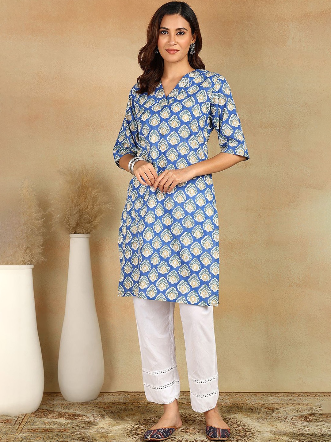 

Tahiliya Floral Printed Sequinned V-Neck Cotton Straight Kurta, Blue