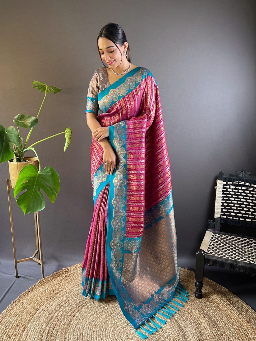 

SGF11 Woven Design Zari Kanjeevaram Saree, Magenta
