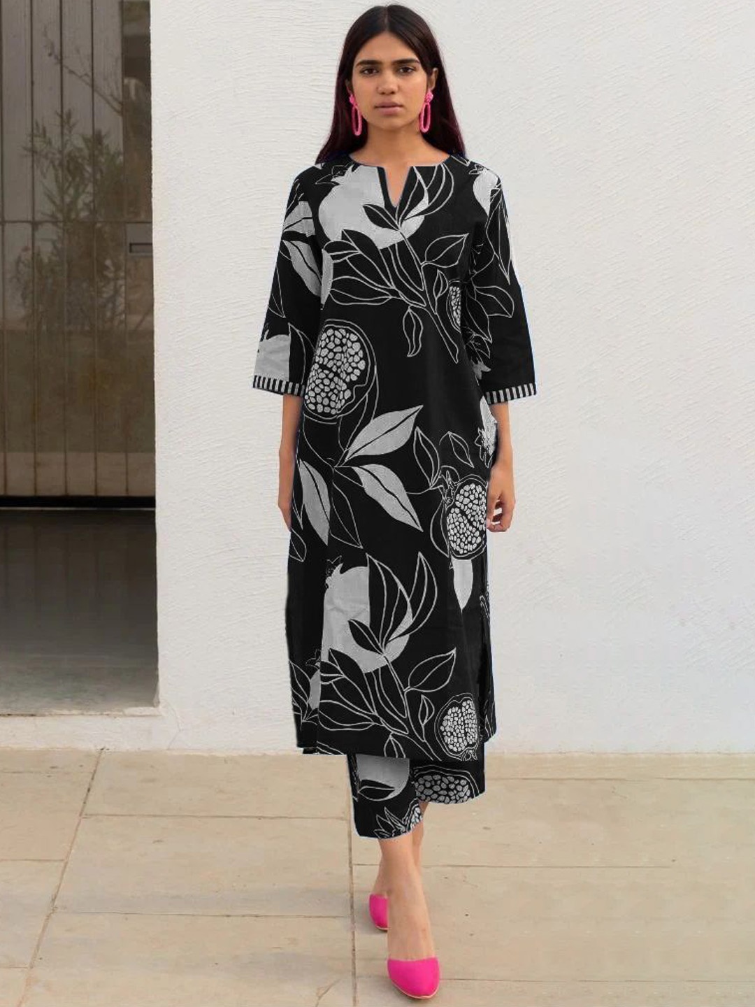 

GoSriKi Floral Printed Straight Kurta With Palazzos, Black