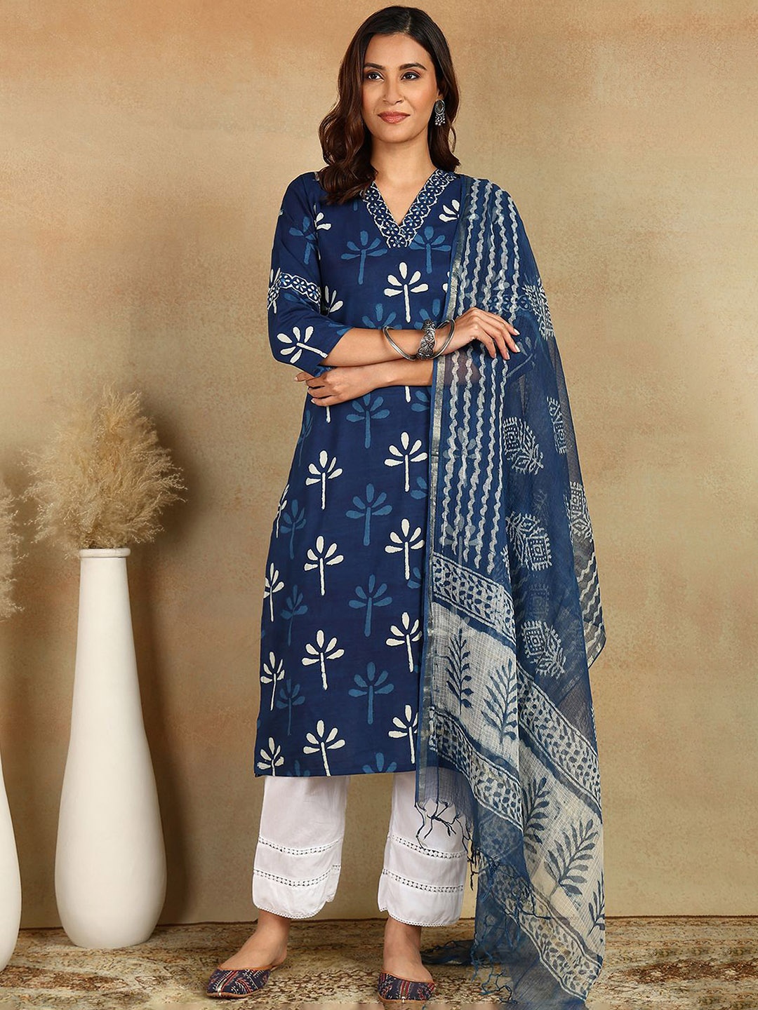 

Tahiliya Floral Printed Sequinned V-Neck Cotton Straight Kurta, Blue