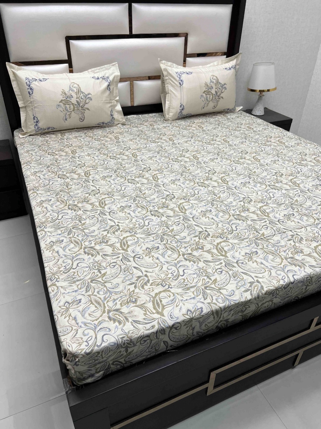 

Pure Decor Cream-Coloured Ethnic Printed 350 TC Cotton King Bedsheet with 2 Pillow Covers