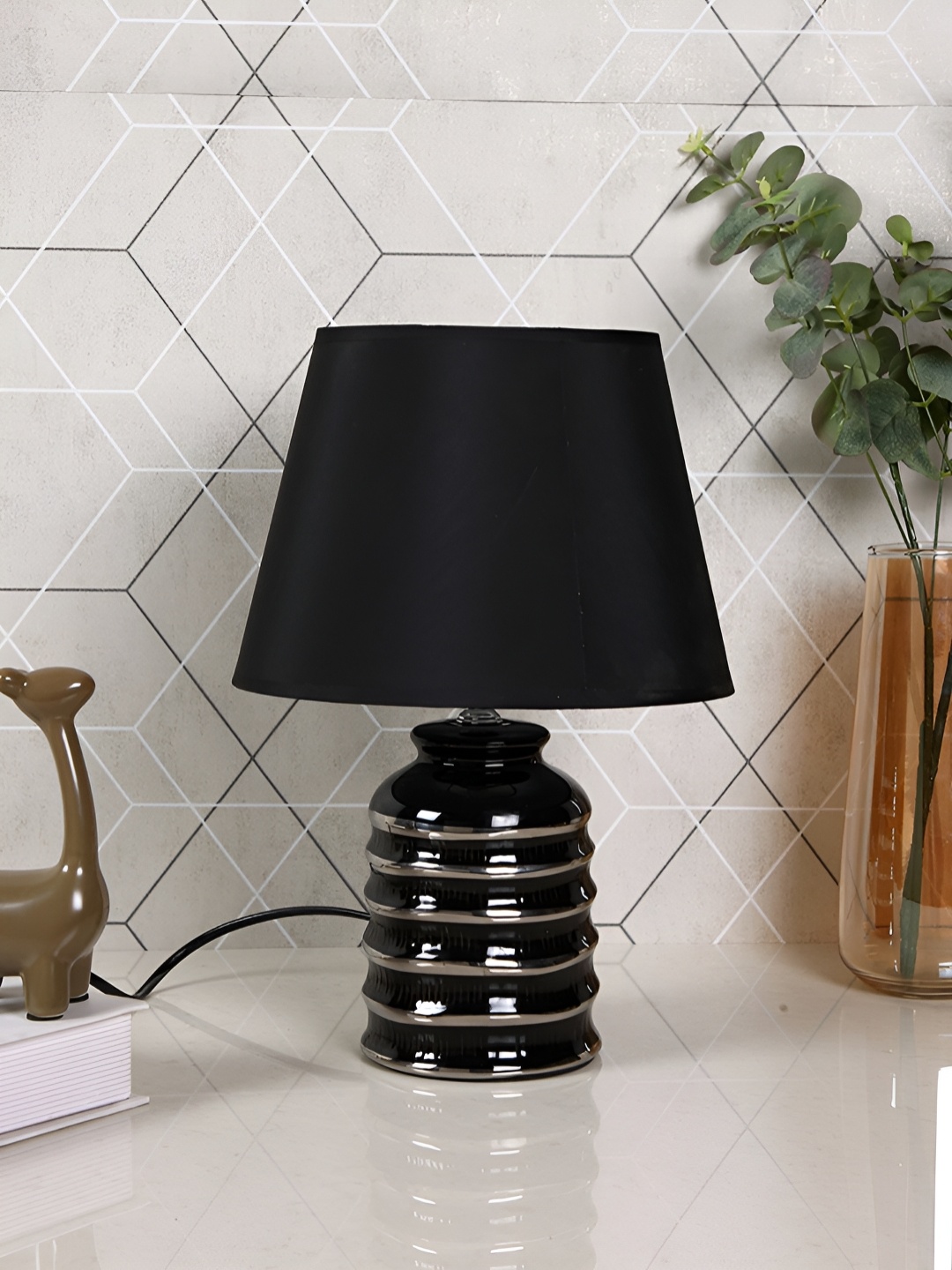 

TAYHAA Black Textured Ceramic Frusturical Shaped Table Lamp