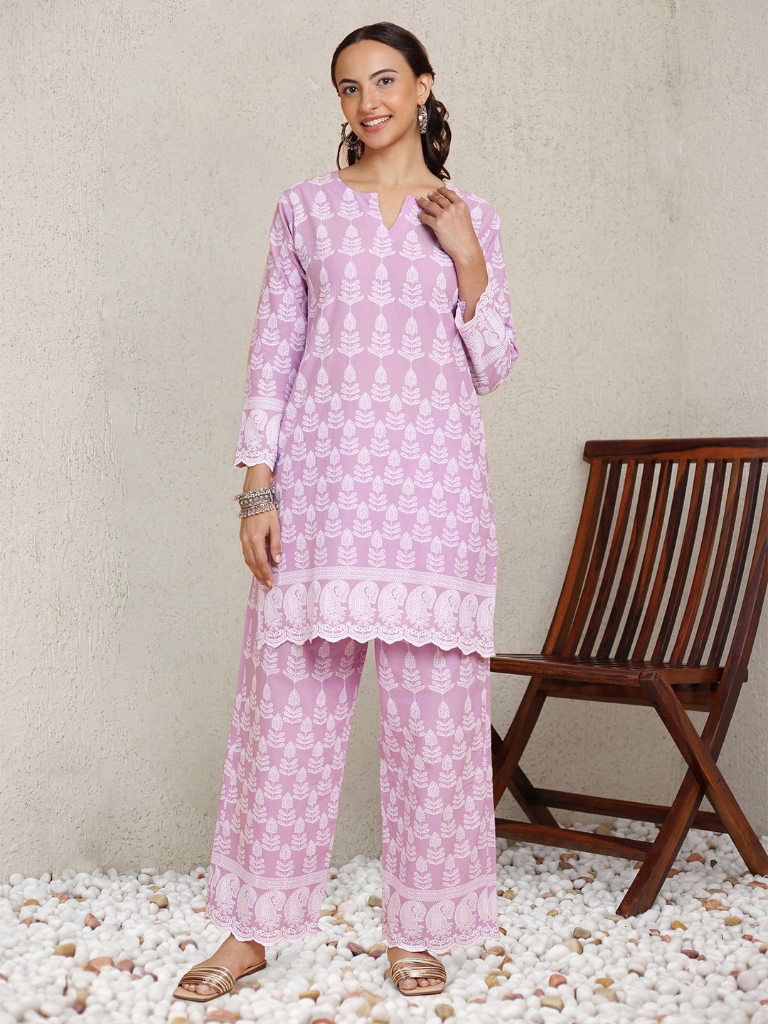 

HOUSE OF KARI Floral Embroidered Chikankari Straight Kurta With Trousers, Lavender