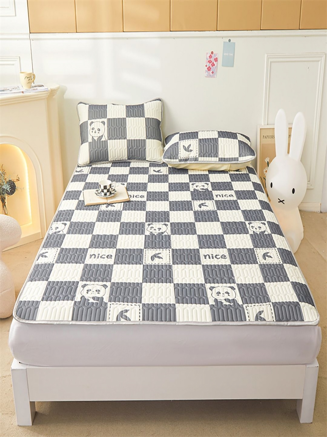 

JC HOME Grey & White Geometric Quilted160 TC King Bedsheet With 2 Pillow Covers