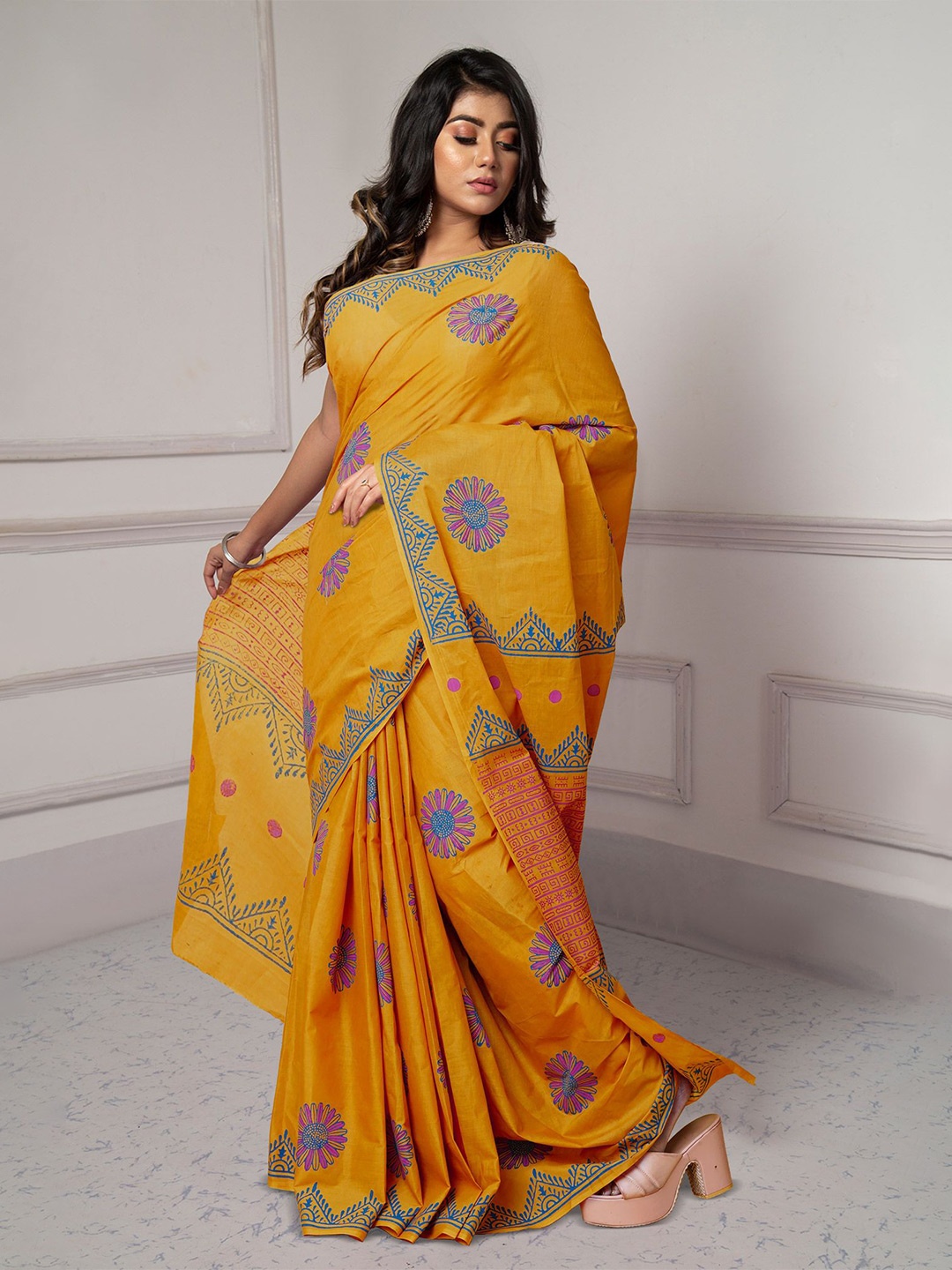 

Unnati Silks Ethnic Motifs Pure Cotton Handloom Block Print Saree, Yellow