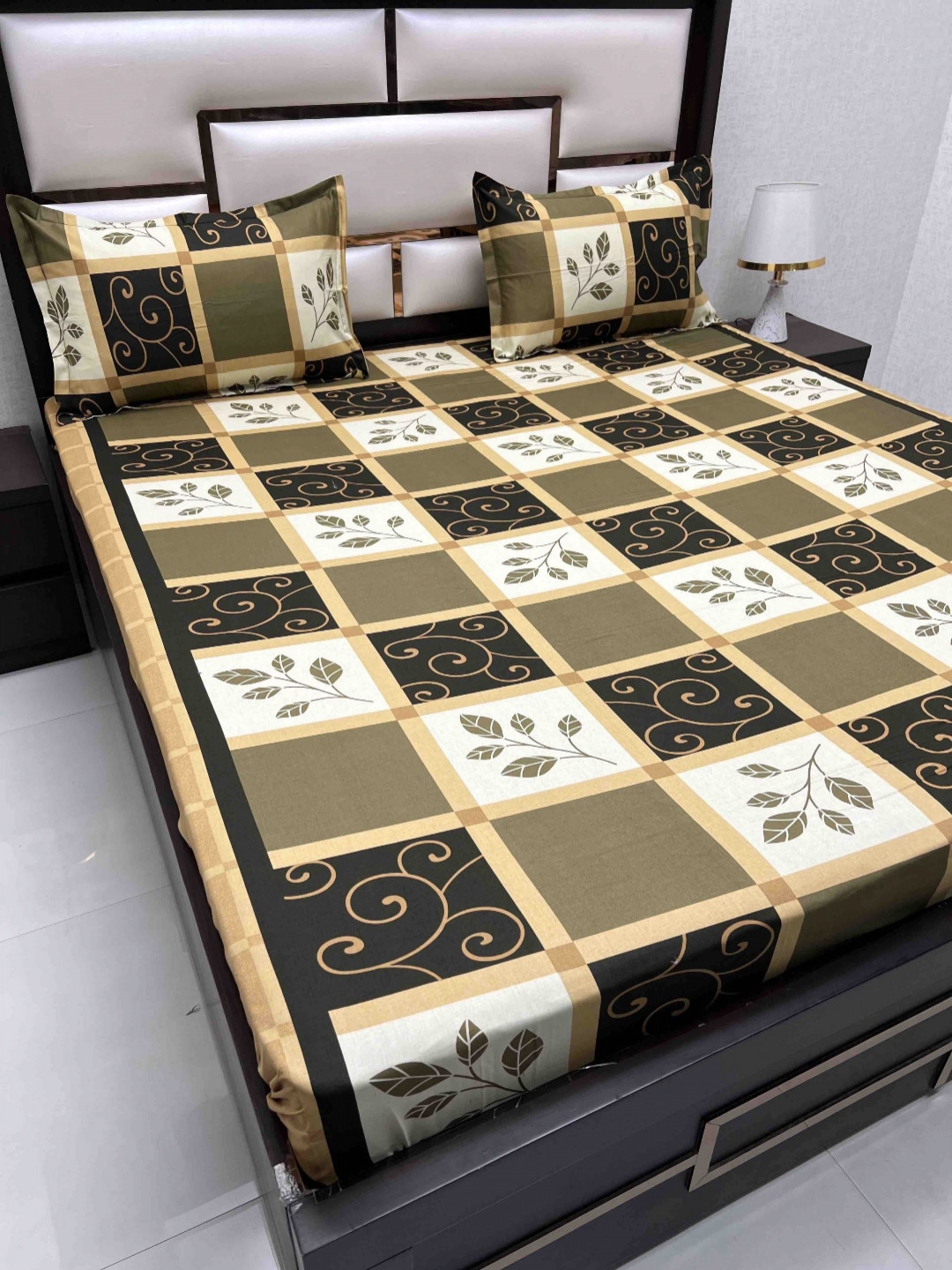 

Pure Decor Green & White Floral Pure Cotton 350 TC King Bedsheet with 2 Pillow Covers