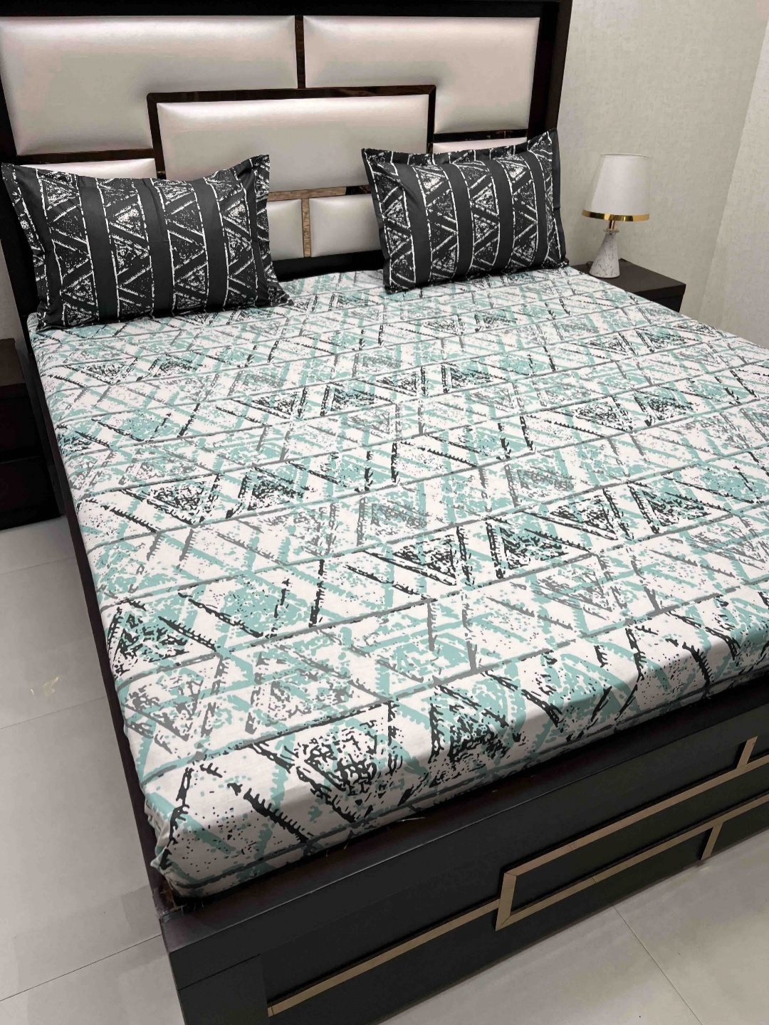 

Pure Decor Green Geometric Printed Cotton 330 TC King Bedsheet with 2 Pillow Covers