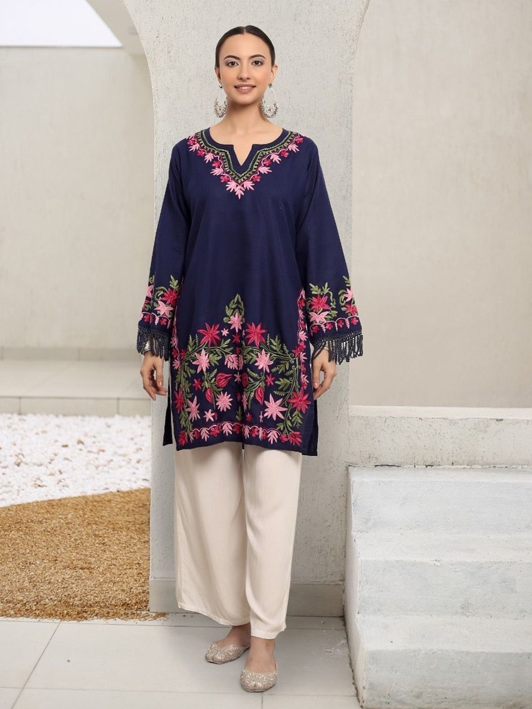 

HOUSE OF KARI Falak Kashmiri Embroidered Flared Sleeves Thread Work Cotton Straight Kurta, Navy blue