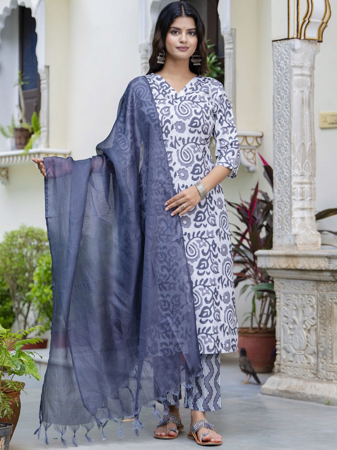 

VredeVogel Floral Printed Straight Kurta & Trousers With Dupatta, Blue