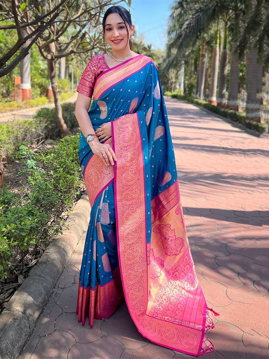 

SGF11 Woven Design Zari Art Silk Kanjeevaram Saree, Blue
