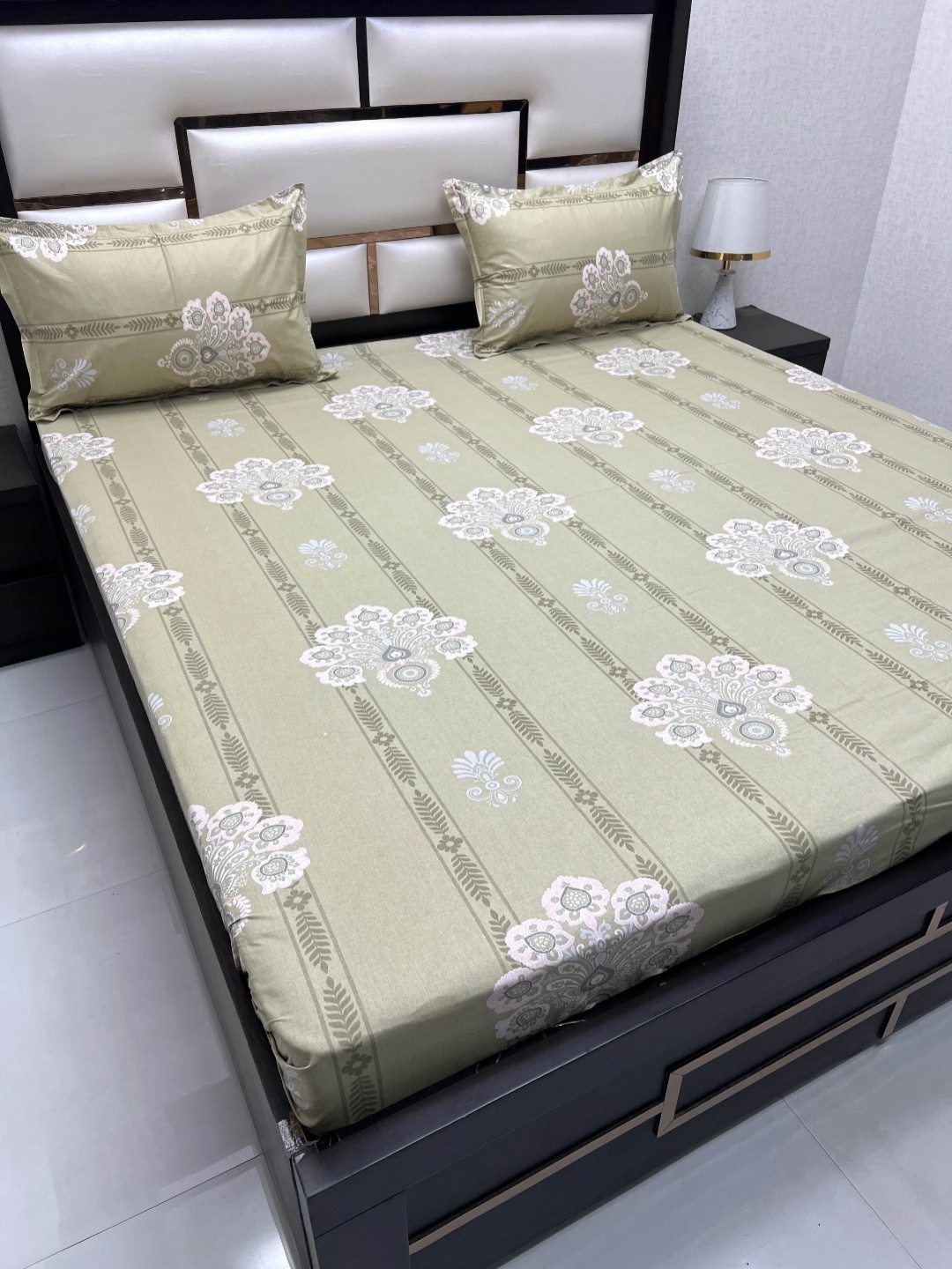

Pure Decor Passion Green Ethnic Printed 230 TC Cotton Queen Bedsheet with 2 Pillow Covers
