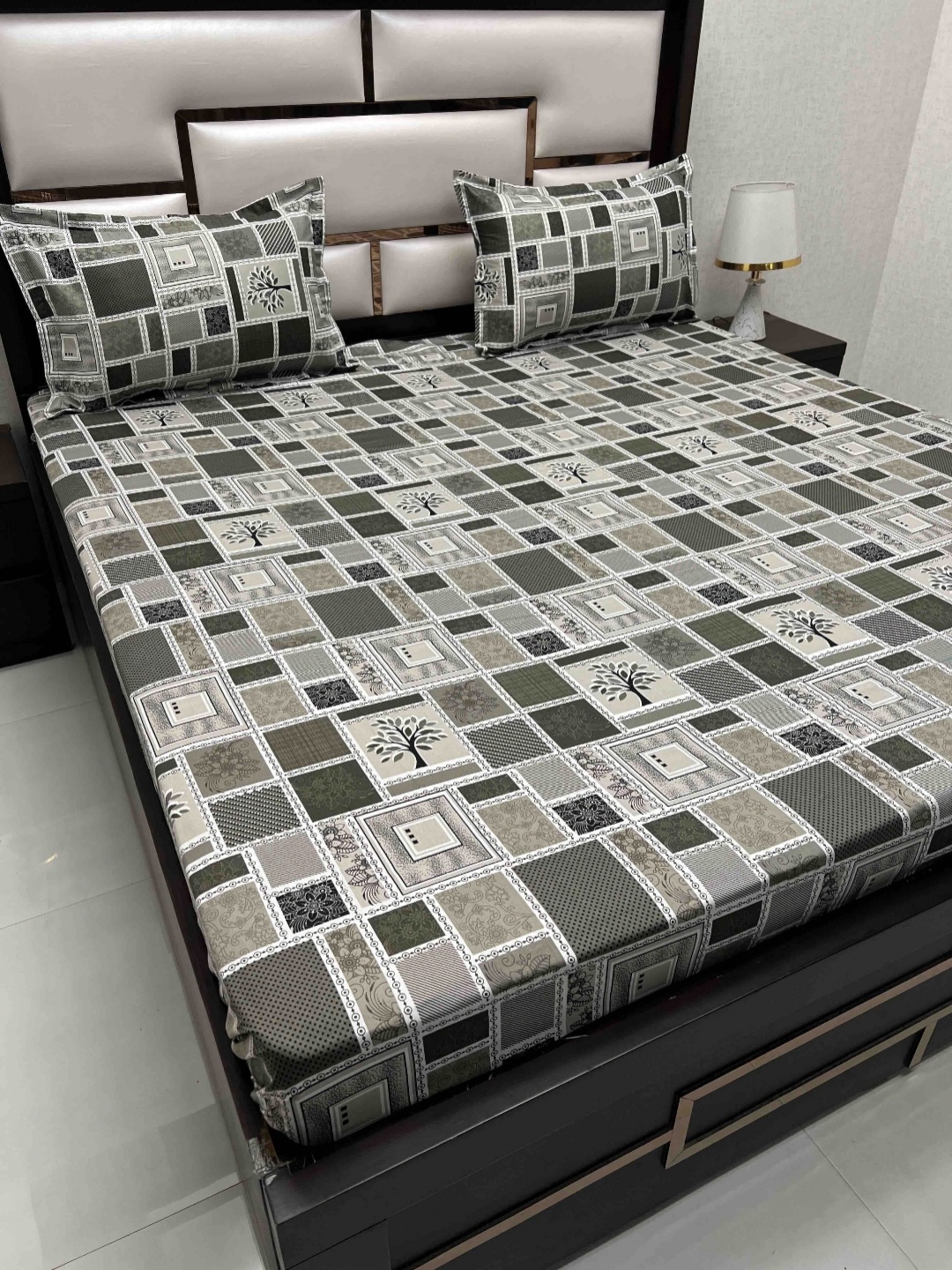 

Pure Decor Green & White Geometric Pure Cotton 350 TC King Bedsheet with 2 Pillow Covers