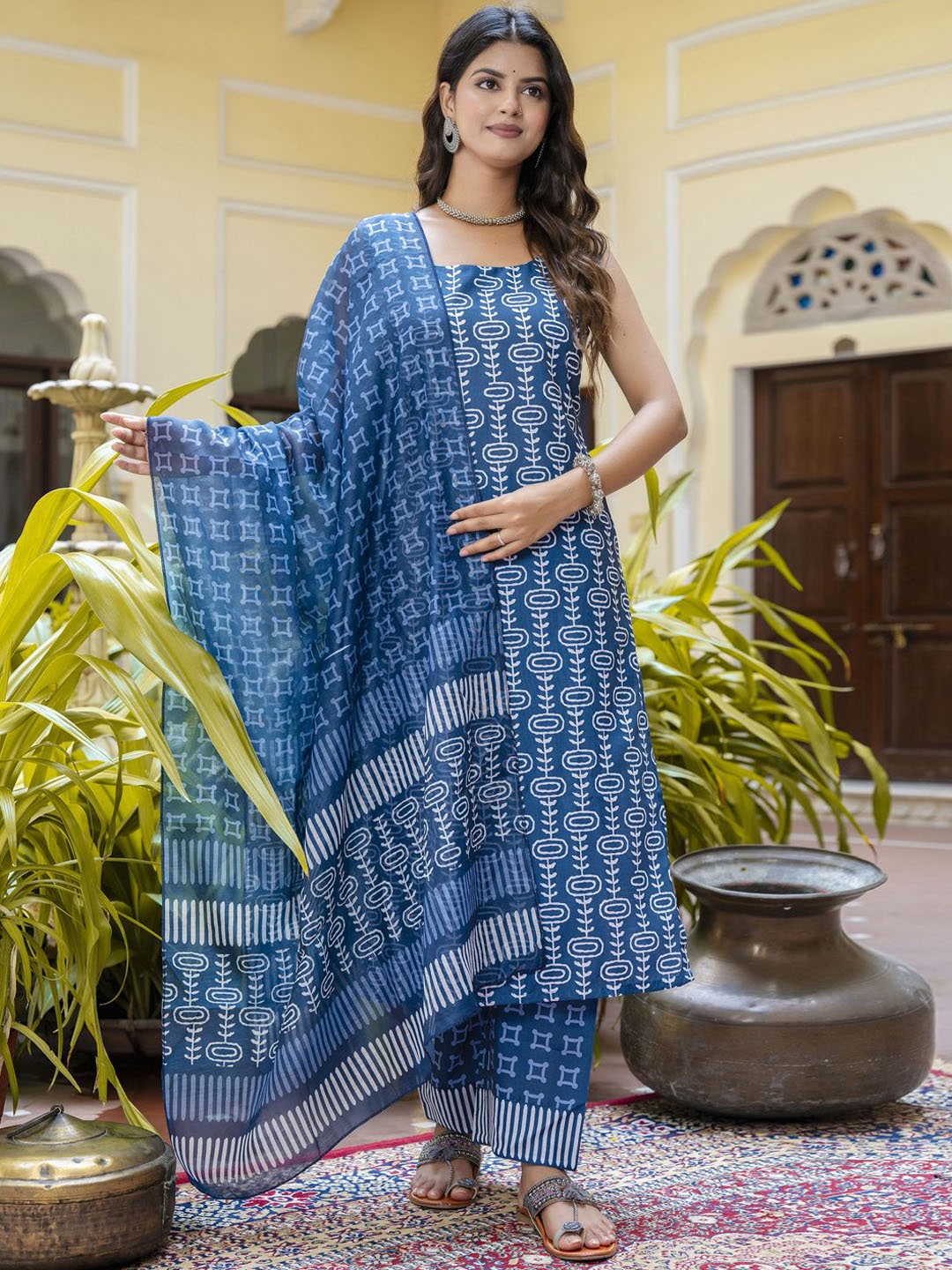 

VredeVogel Ethnic Motifs Printed Straight Kurta & Trousers With Dupatta, Blue