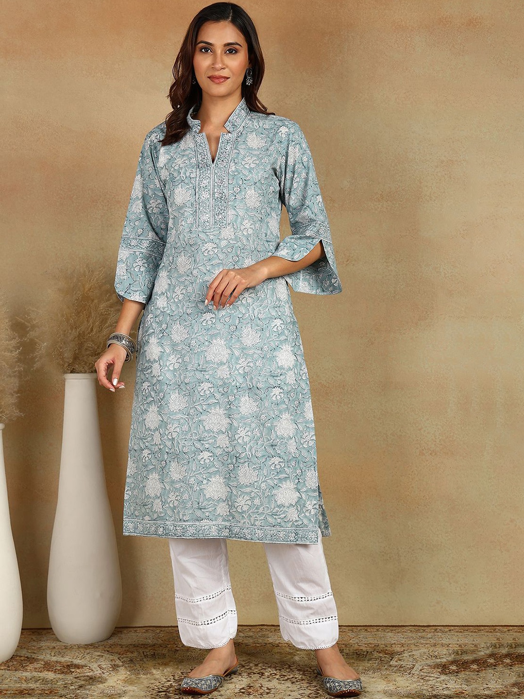 

Tahiliya Floral Printed Flared Sleeves Cotton Straight Kurta, Grey