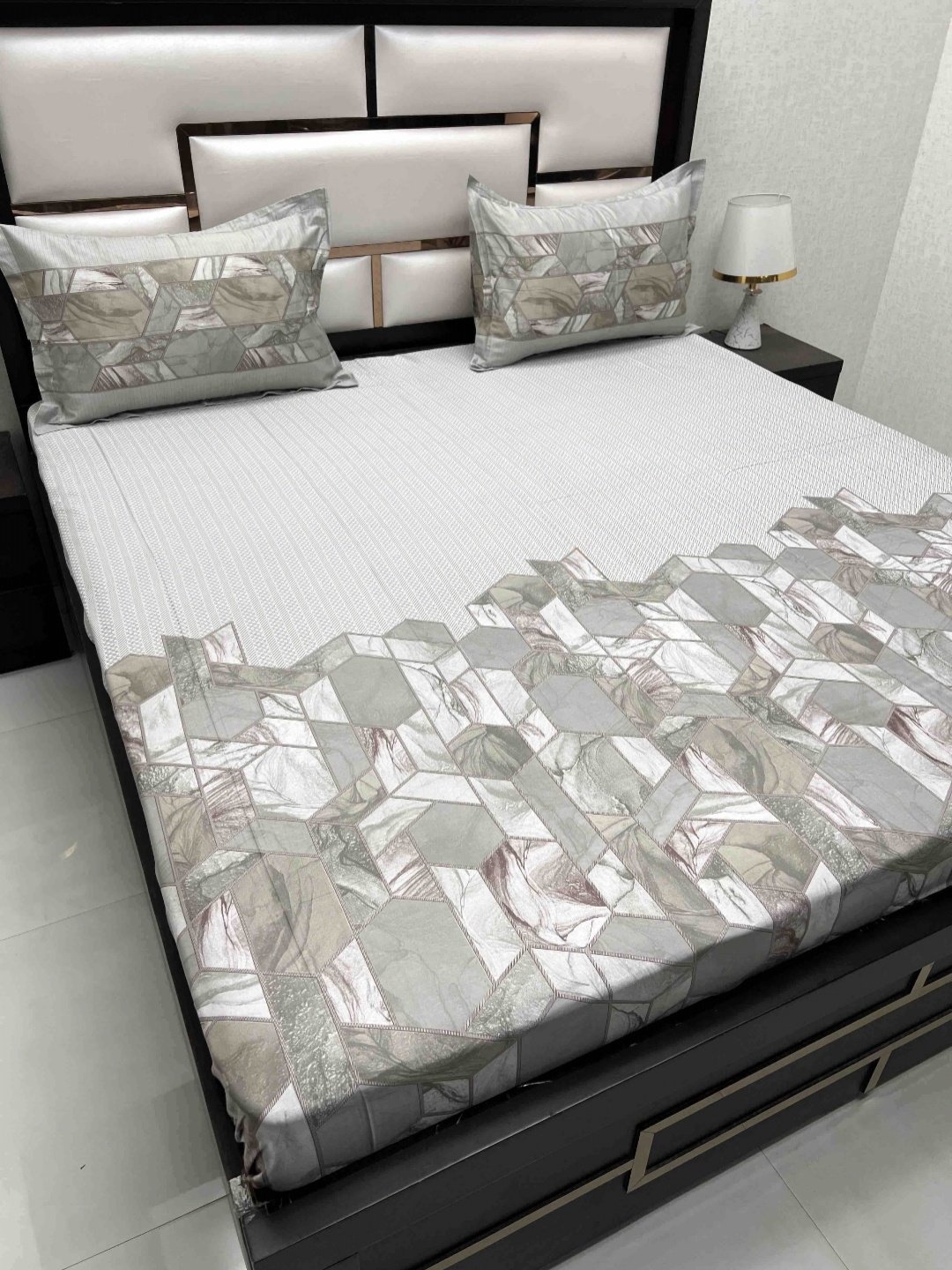 

Pure Decor Green Geometric Printed 350 TC Pure Cotton King Bedsheet with 2 Pillow Covers