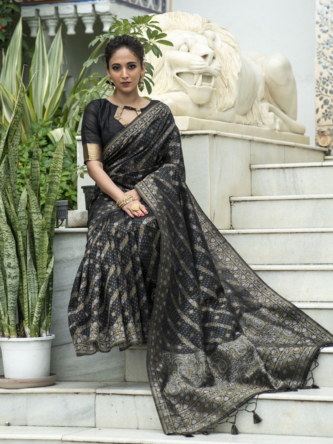 

VISHNU WEAVES Ethnic Motifs Zari Woven Banarasi Saree, Black