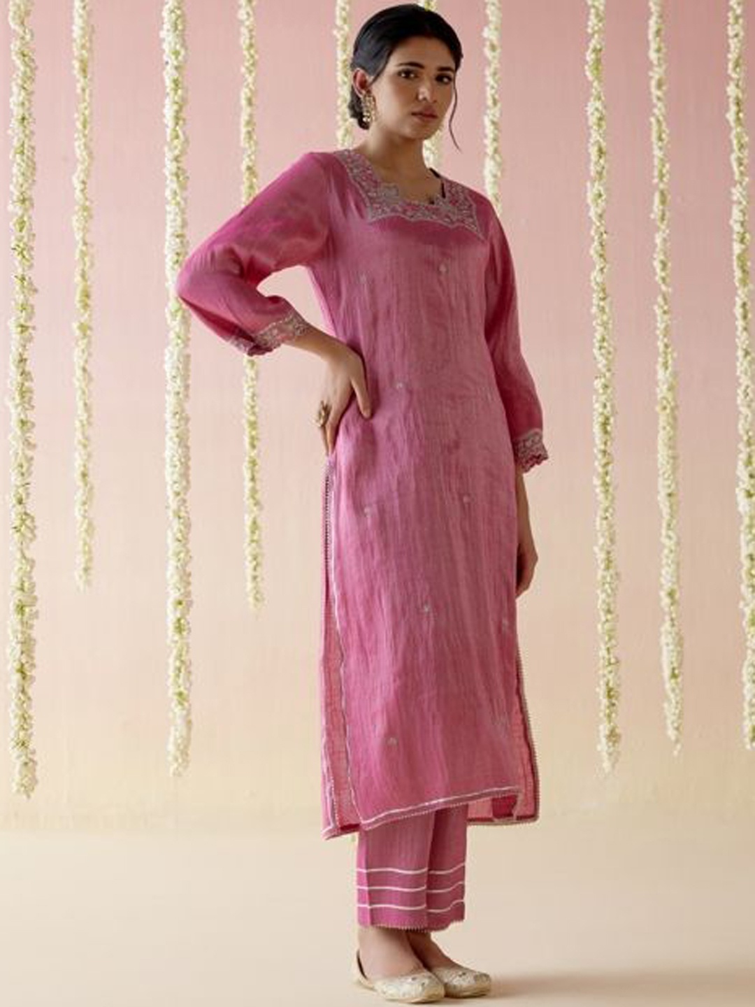 

NERO Women Floral Embroidered Regular Chanderi Silk Kurta with Palazzos, Pink