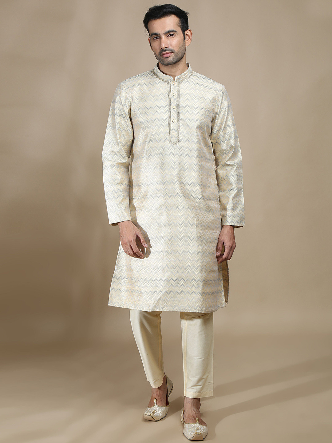 

FILORI Chevron Woven Design Zari Brocade Weave Straight Kurta with Pyjamas, Grey