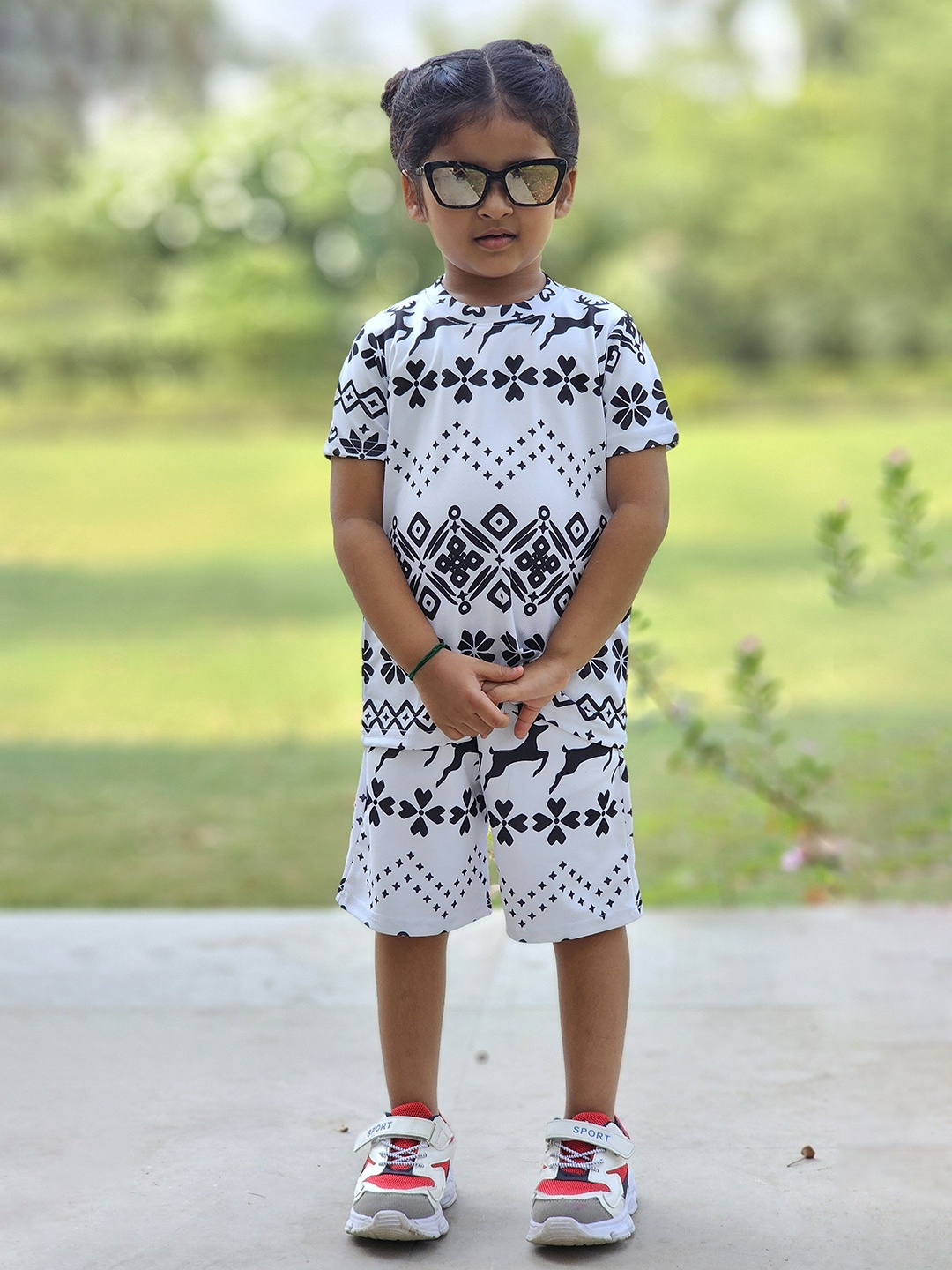

Emblica Girls Floral Printed Round Neck T-shirt with Shorts, Black