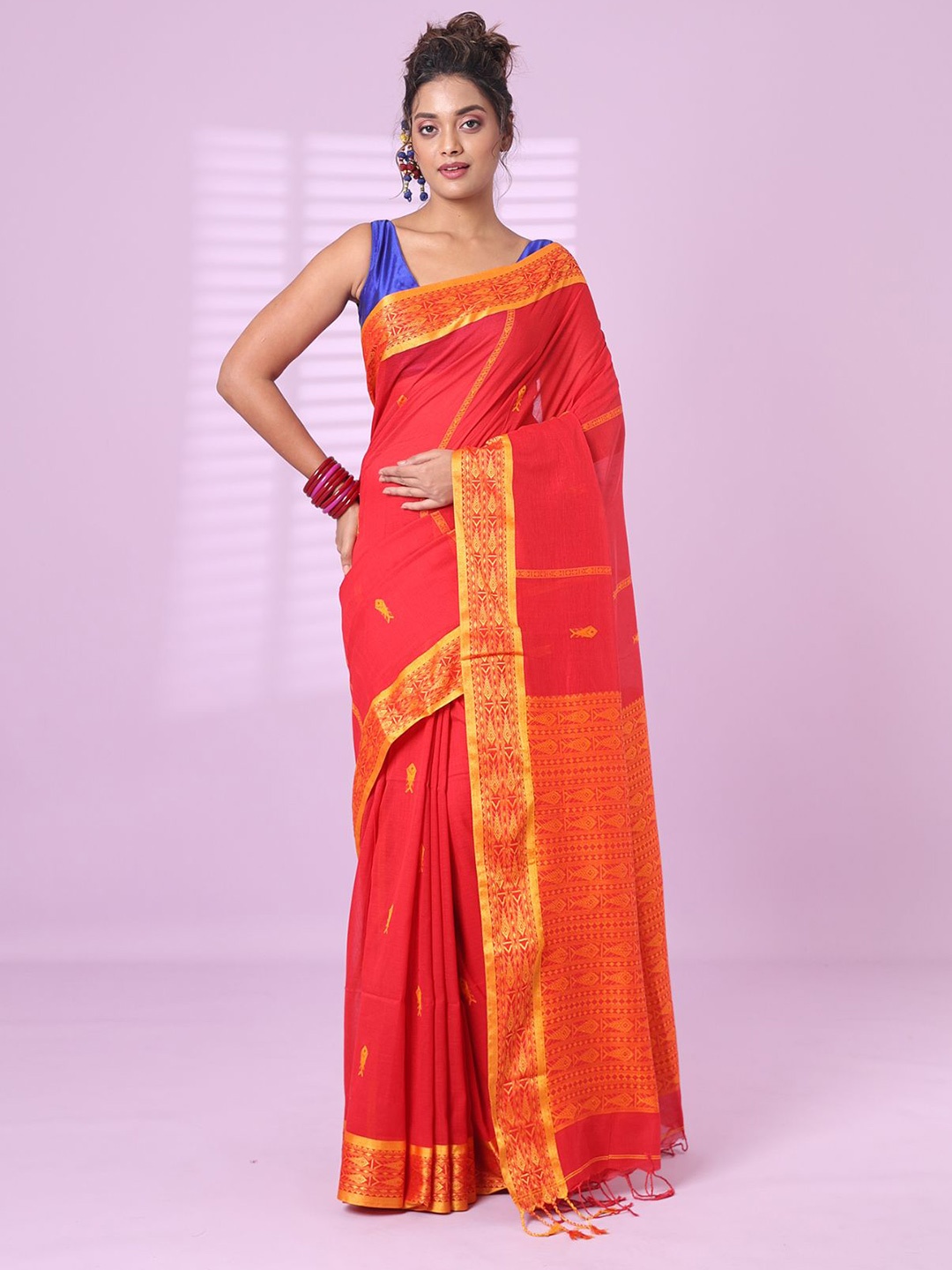 

Charukriti Woven Design Pure Cotton Saree, Red