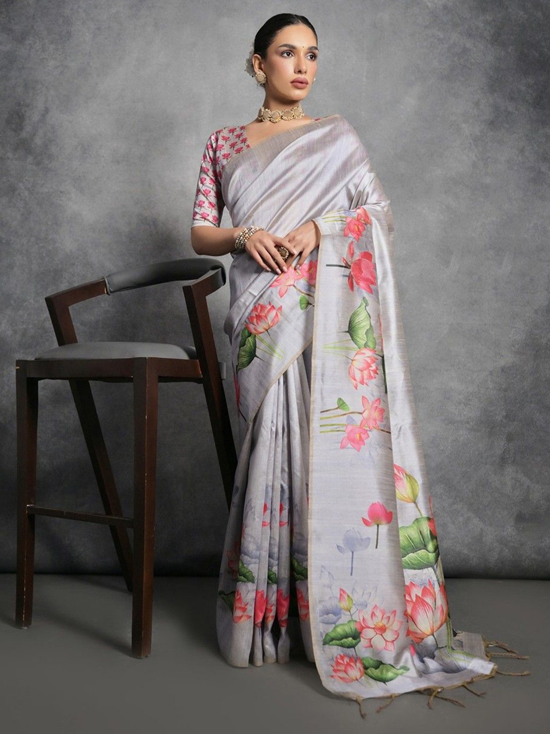 

AWRIYA Floral Tussar Printed Saree, Grey