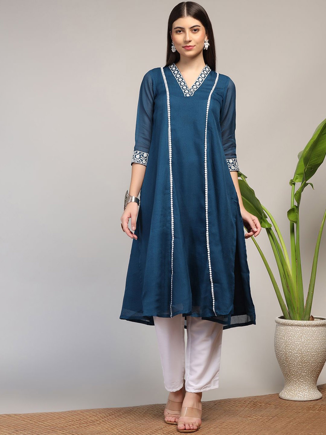 

BAESD Geometric Printed Sequinned detail Regular Kurta with Trousers, Navy blue
