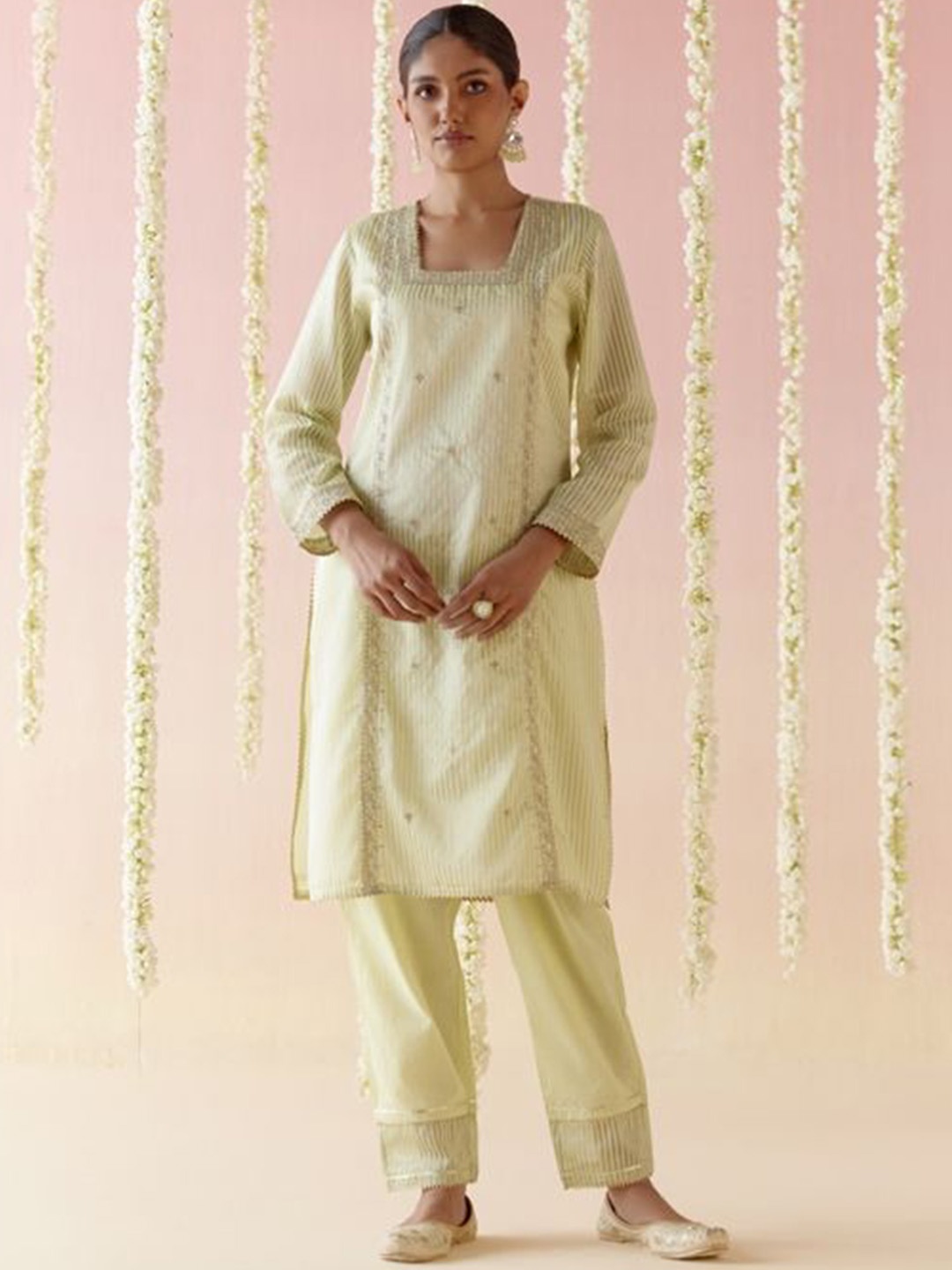 

NERO Women Floral Embroidered Regular Chanderi Silk Kurta with Trousers, Green