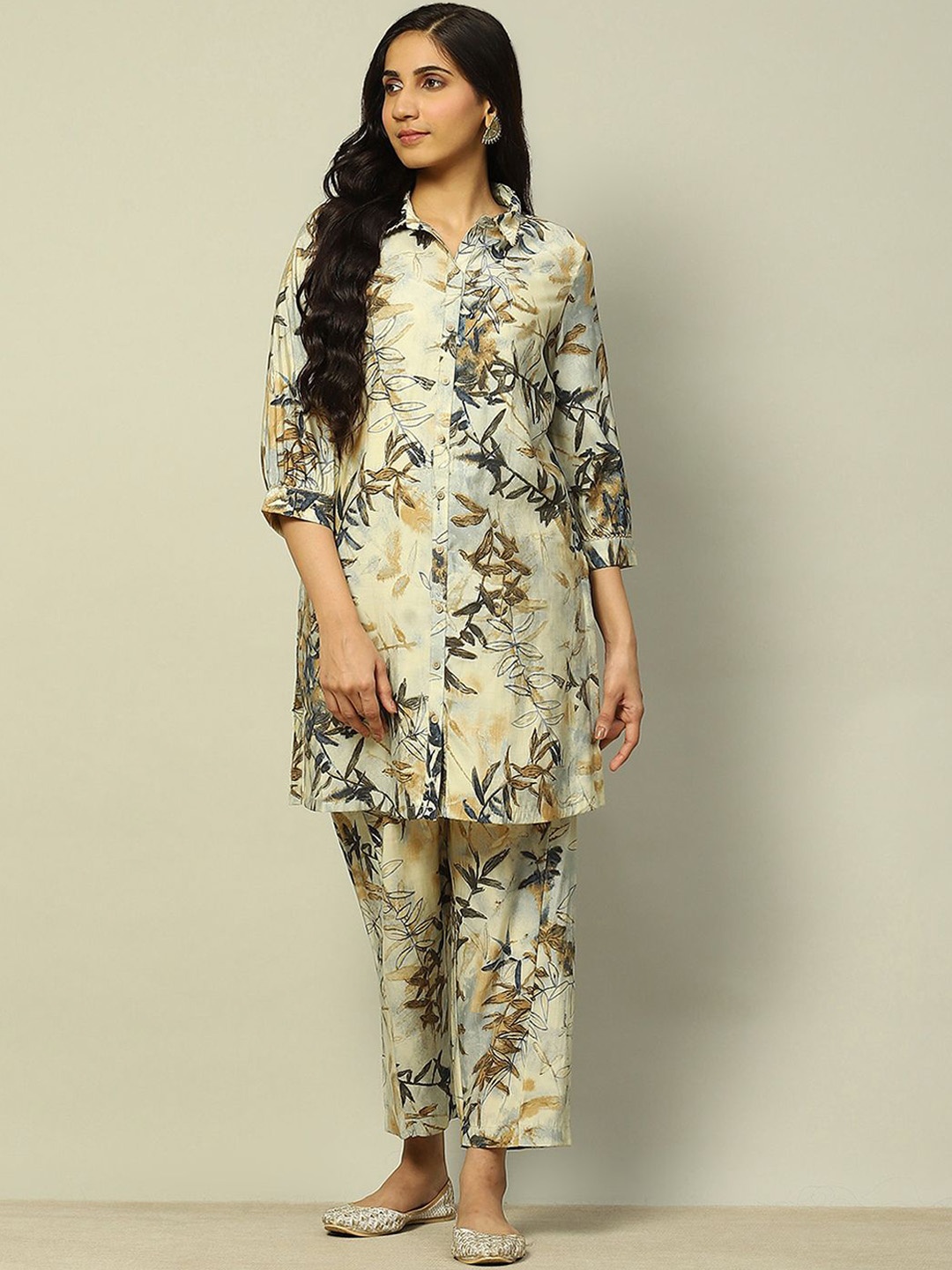 

Rangriti Floral Printed Gotta Patti Straight Kurta With Trousers, Off white