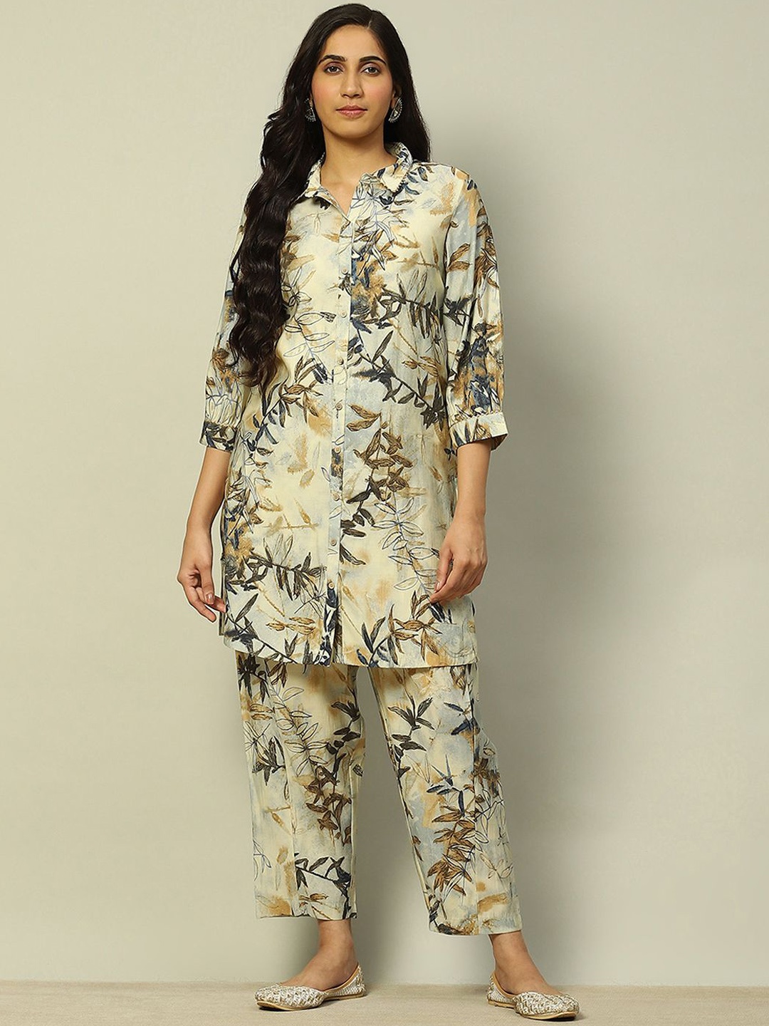 

Rangriti Floral Printed Gotta Patti Shirt Collar Straight Kurta With Salwar, Off white