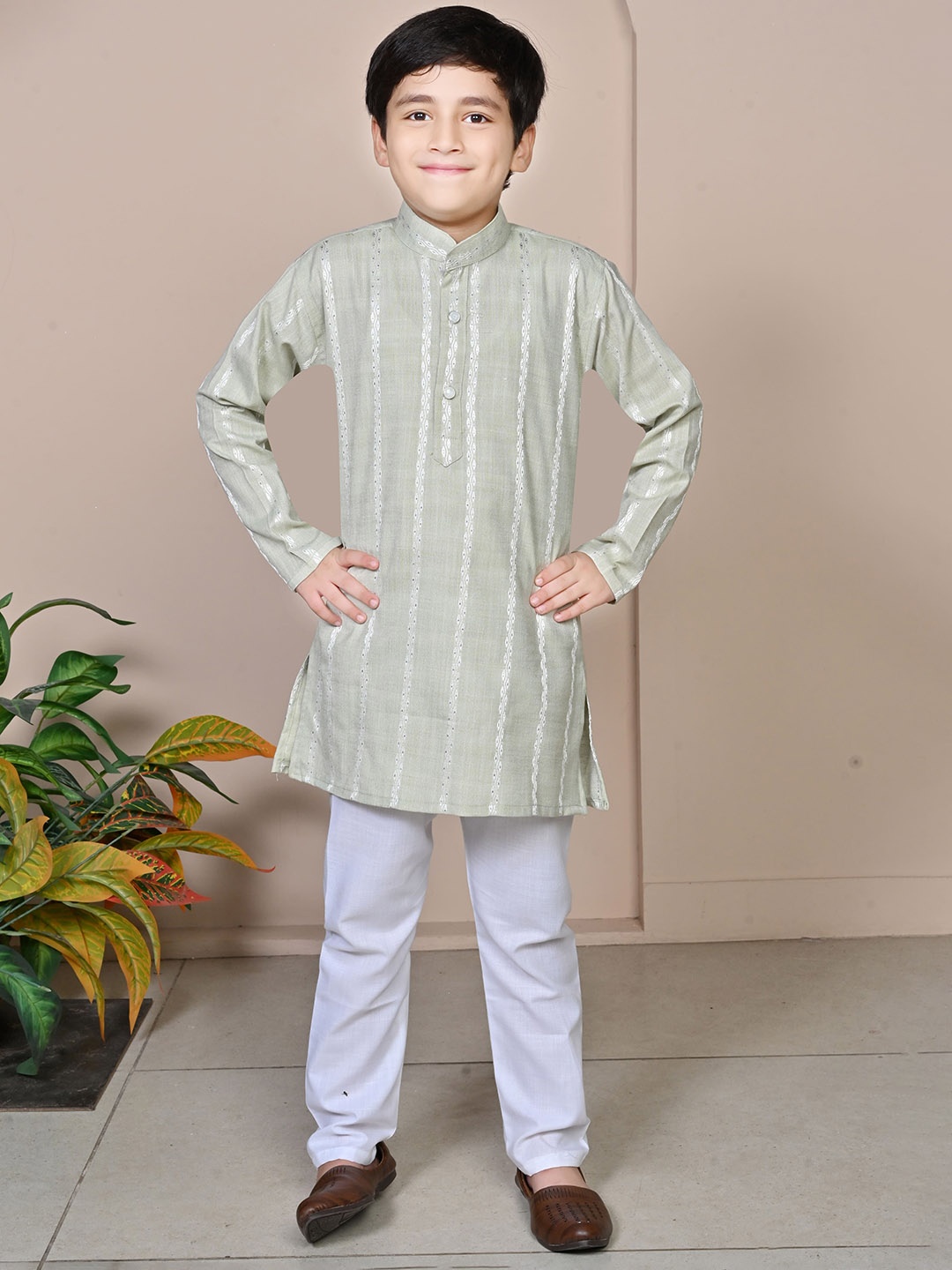 

BT DEZINES Boys Ethnic Motifs Embroidered Straight Thread Work Linen Kurta with Pyjamas, Green
