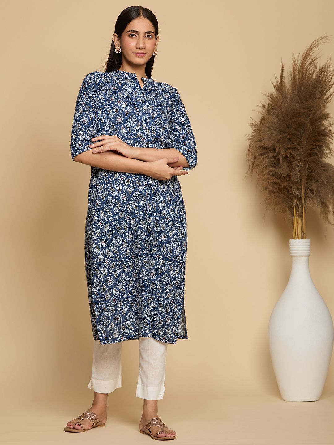 

Chandbaali Floral Printed Mandarin Collar Pure Cotton Straight Kurta, Blue