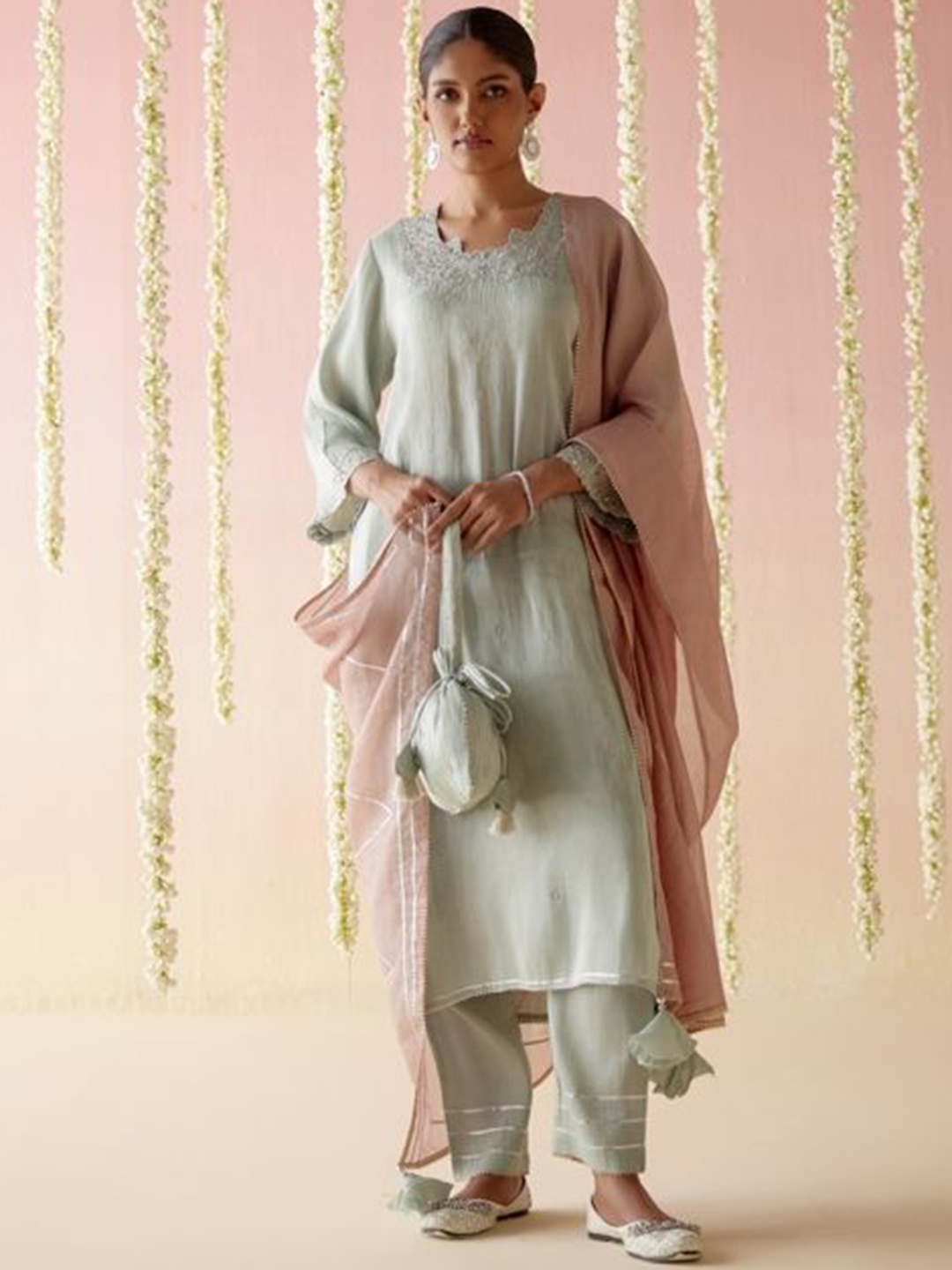 

NERO Women Floral Embroidered Regular Chanderi Silk Kurta with Trousers & With Dupatta, Blue