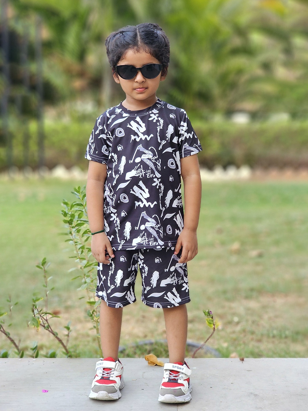 

Emblica Girls Printed Round Neck T-shirt with Shorts, Black