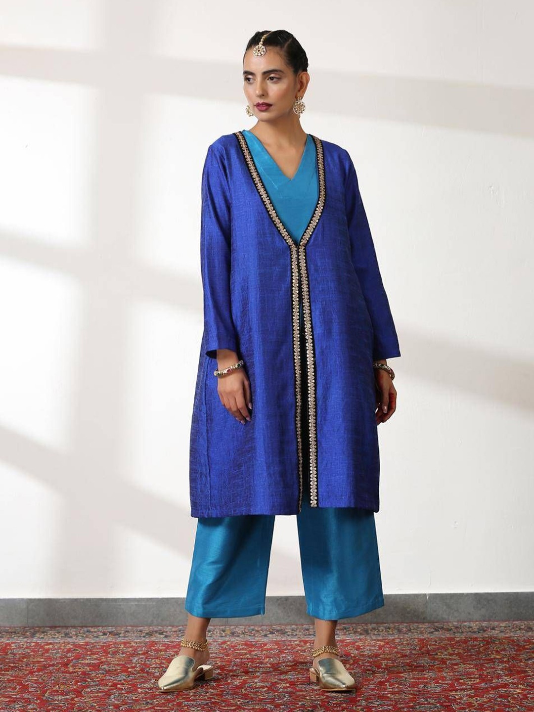 

Swtantra Women Self Design Embroidered Lightweight Longline Tailored Jacket, Blue