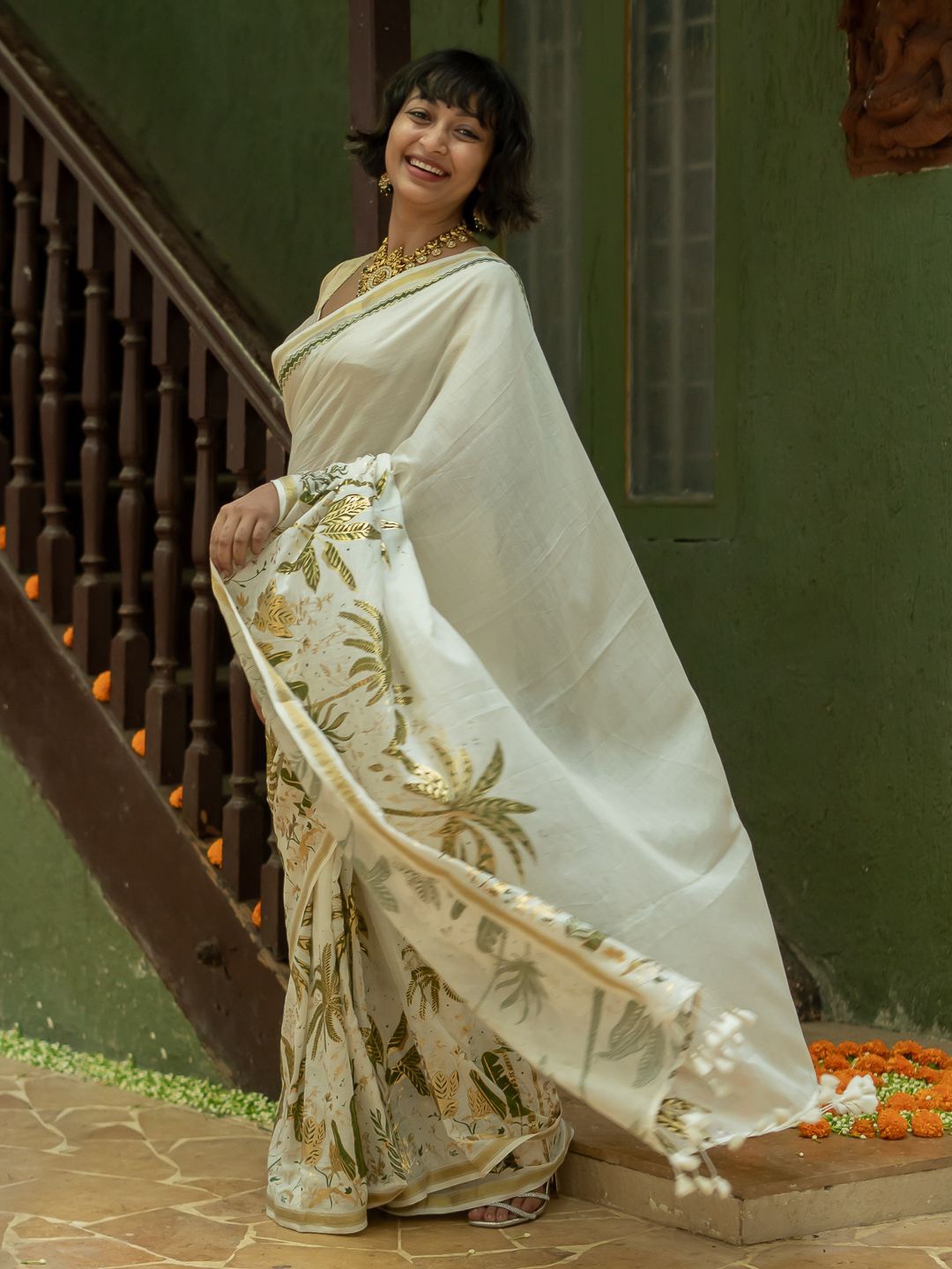 

Suta Floral Zari Saree, Off white