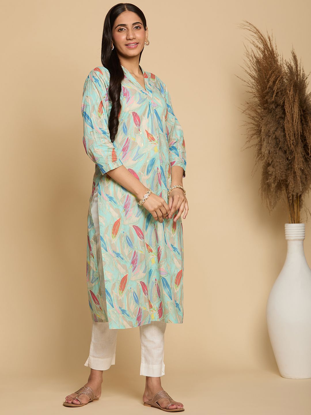 

Chandbaali Floral Printed V-Neck Pure Cotton Straight Kurta, Blue