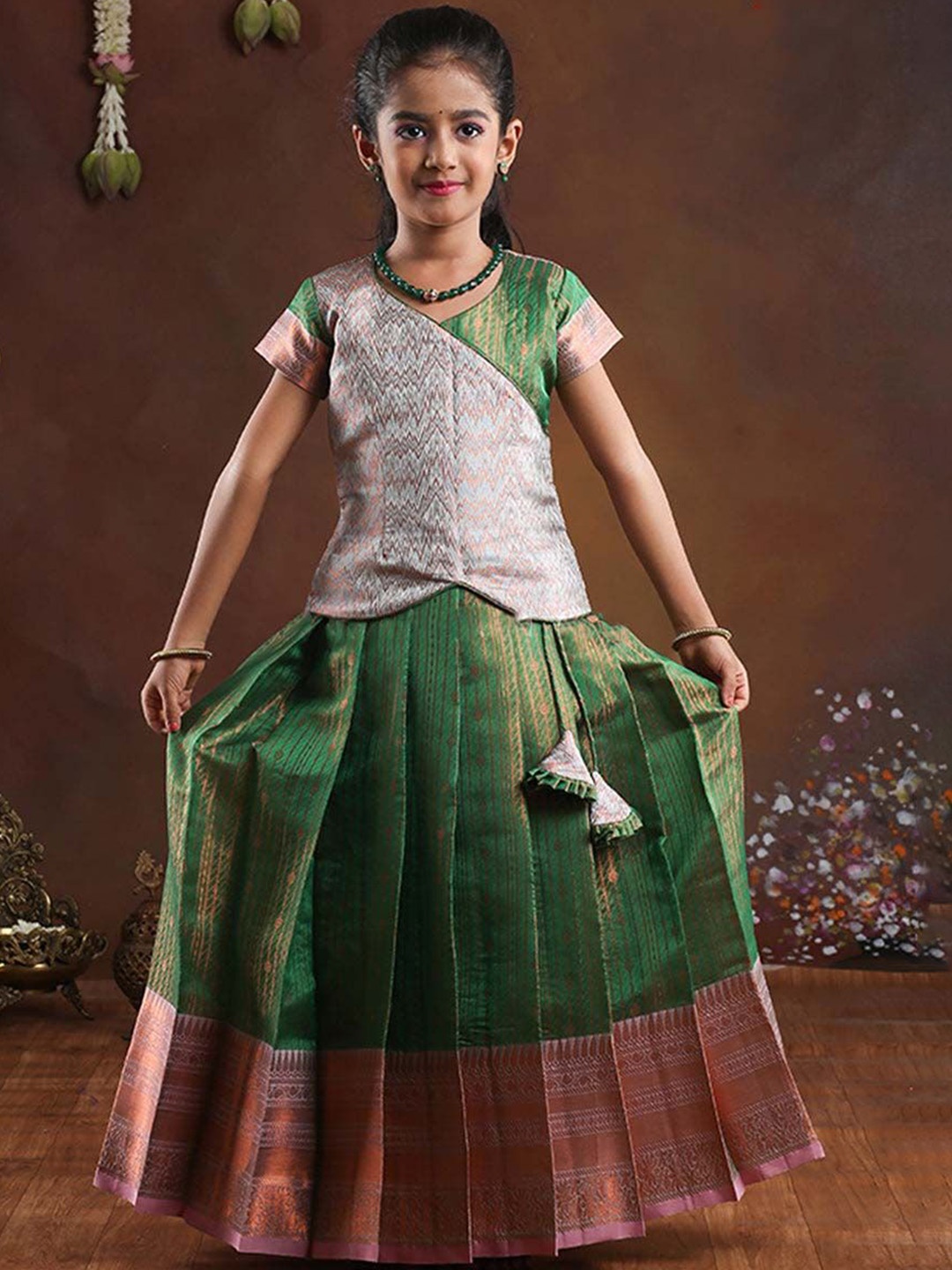 

SHIVANGI clothing Girls Woven Design Lehenga Choli, Green