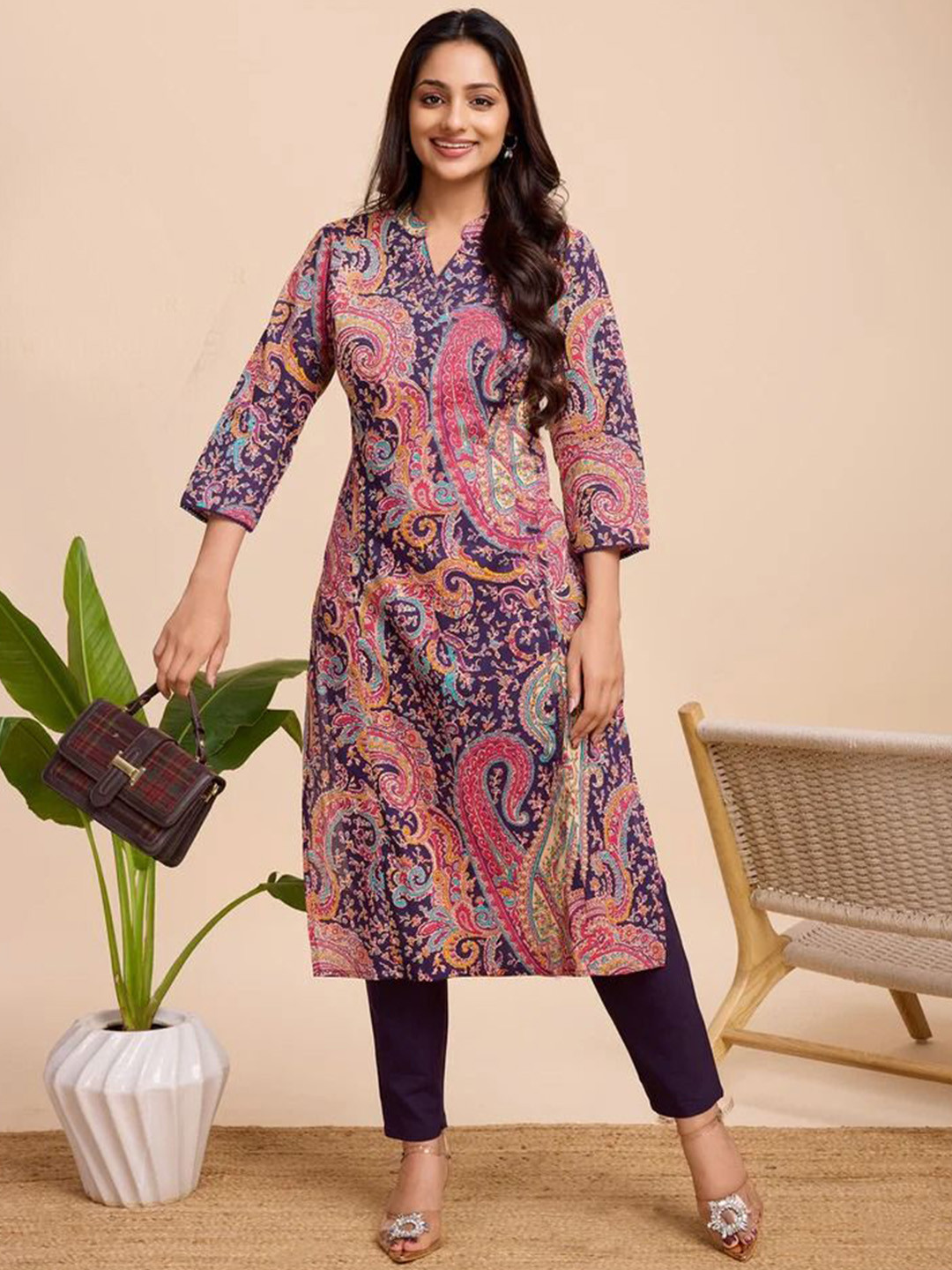 

GoSriKi Paisley Printed Mandarin Collar Straight Kurta With Trousers, Maroon